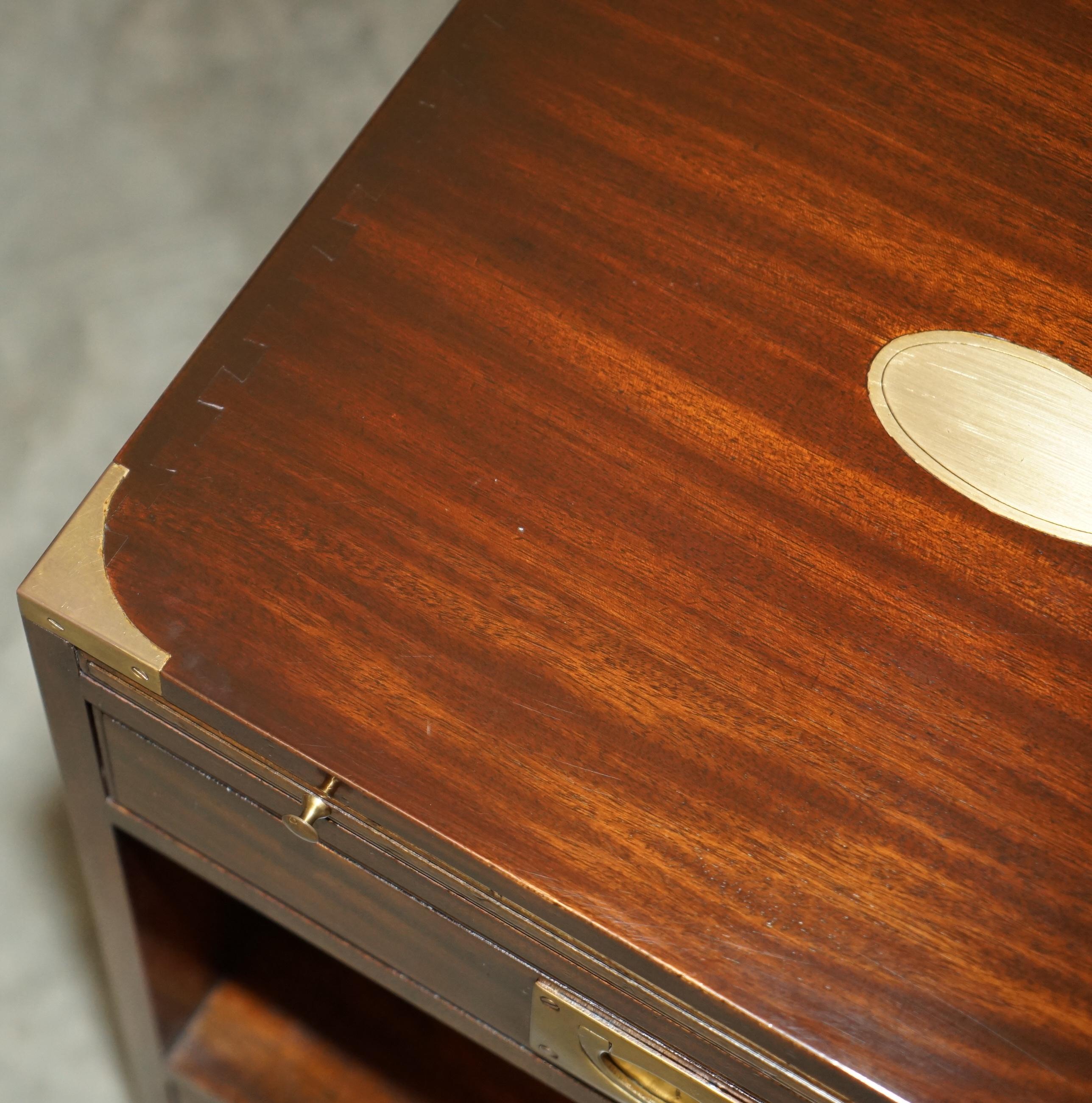 20ième siècle Harrods KENNEDY MILITARY CAMPAIGN SiDE END TABLE DRAWERS INC BUTLERS SLIP TRAY en vente