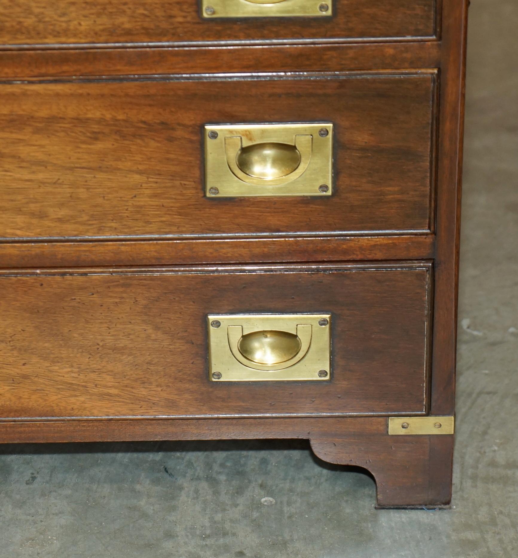 Harrods KENNEDY MILITARY CAMPAIGN SIDE END TABLE DRAWERS WiTH BUTLERS SLIP TRAY en vente 2