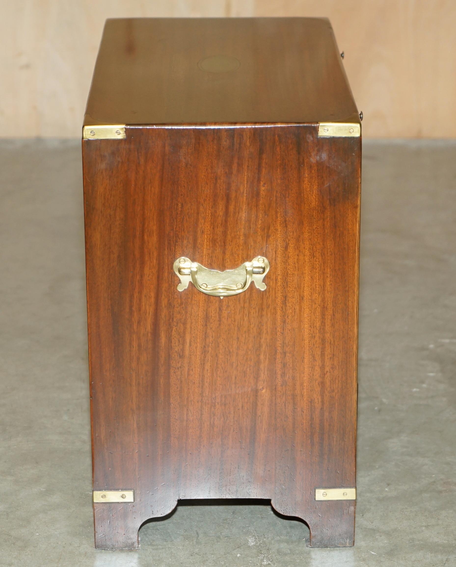 Harrods KENNEDY MILITARY CAMPAIGN SIDE END TABLE DRAWERS WiTH BUTLERS SLIP TRAY en vente 3
