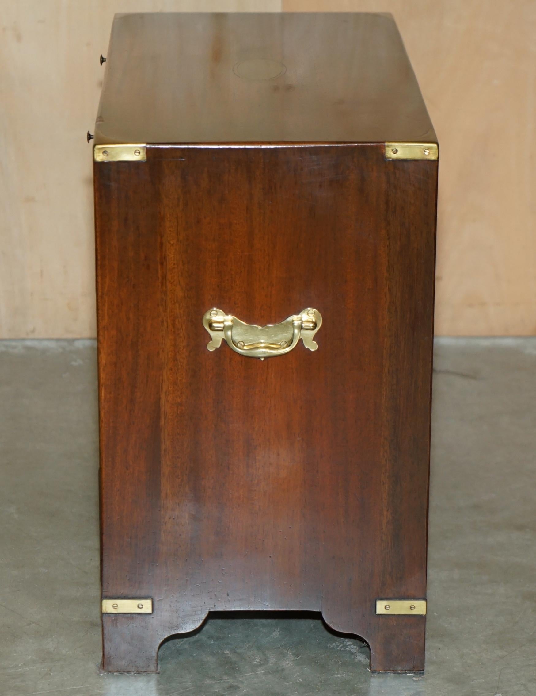 Harrods KENNEDY MILITARY CAMPAIGN SIDE END TABLE DRAWERS WiTH BUTLERS SLIP TRAY en vente 5