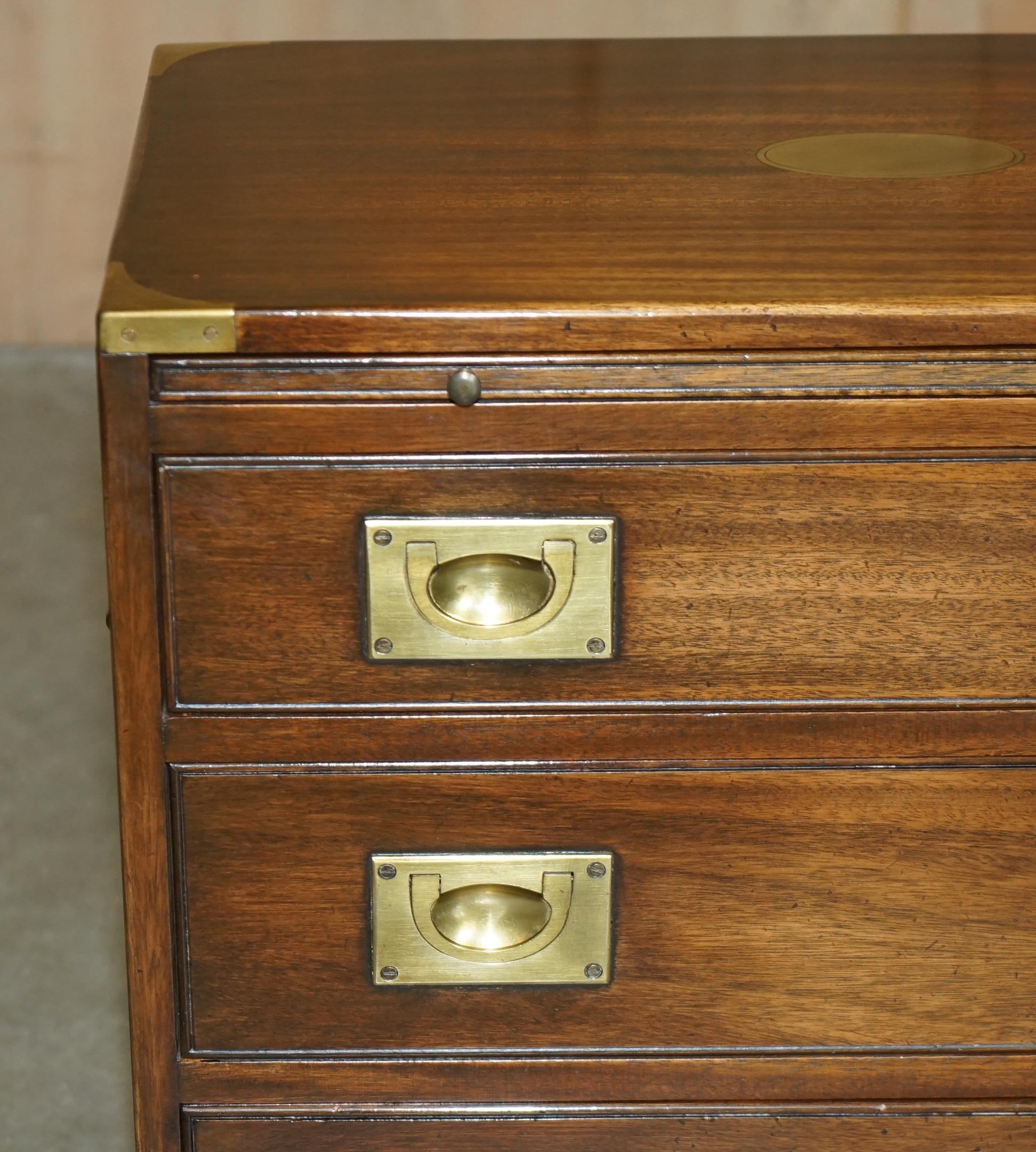 20ième siècle Harrods KENNEDY MILITARY CAMPAIGN SIDE END TABLE DRAWERS WiTH BUTLERS SLIP TRAY en vente