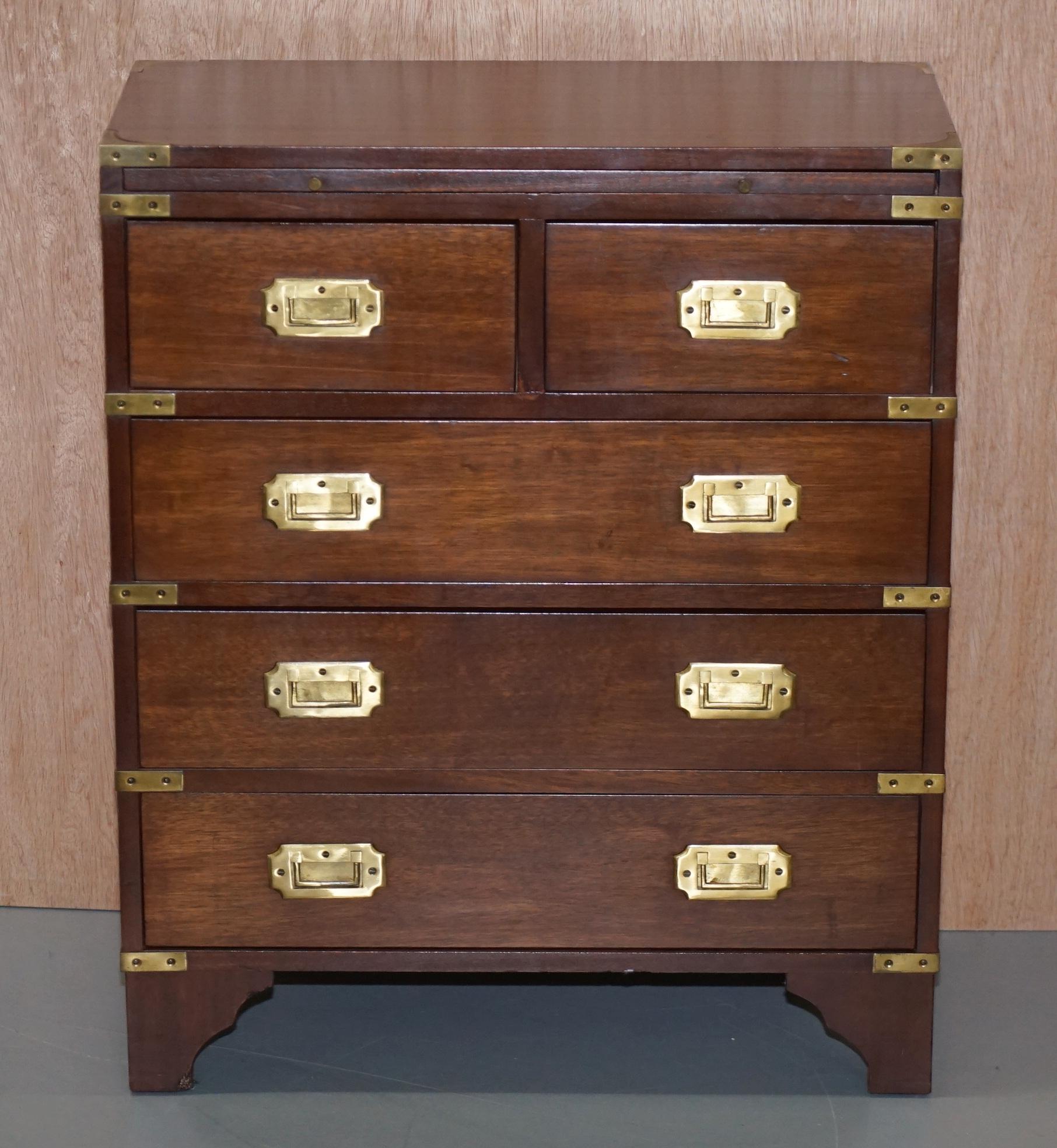 We are delighted to offer for sale this lovely vintage mahogany bachelors chest of drawers with sliding butlers serving tray made by REH Kennedy and retailed through Harrods, London

A very good looking and well made chest of drawers with a