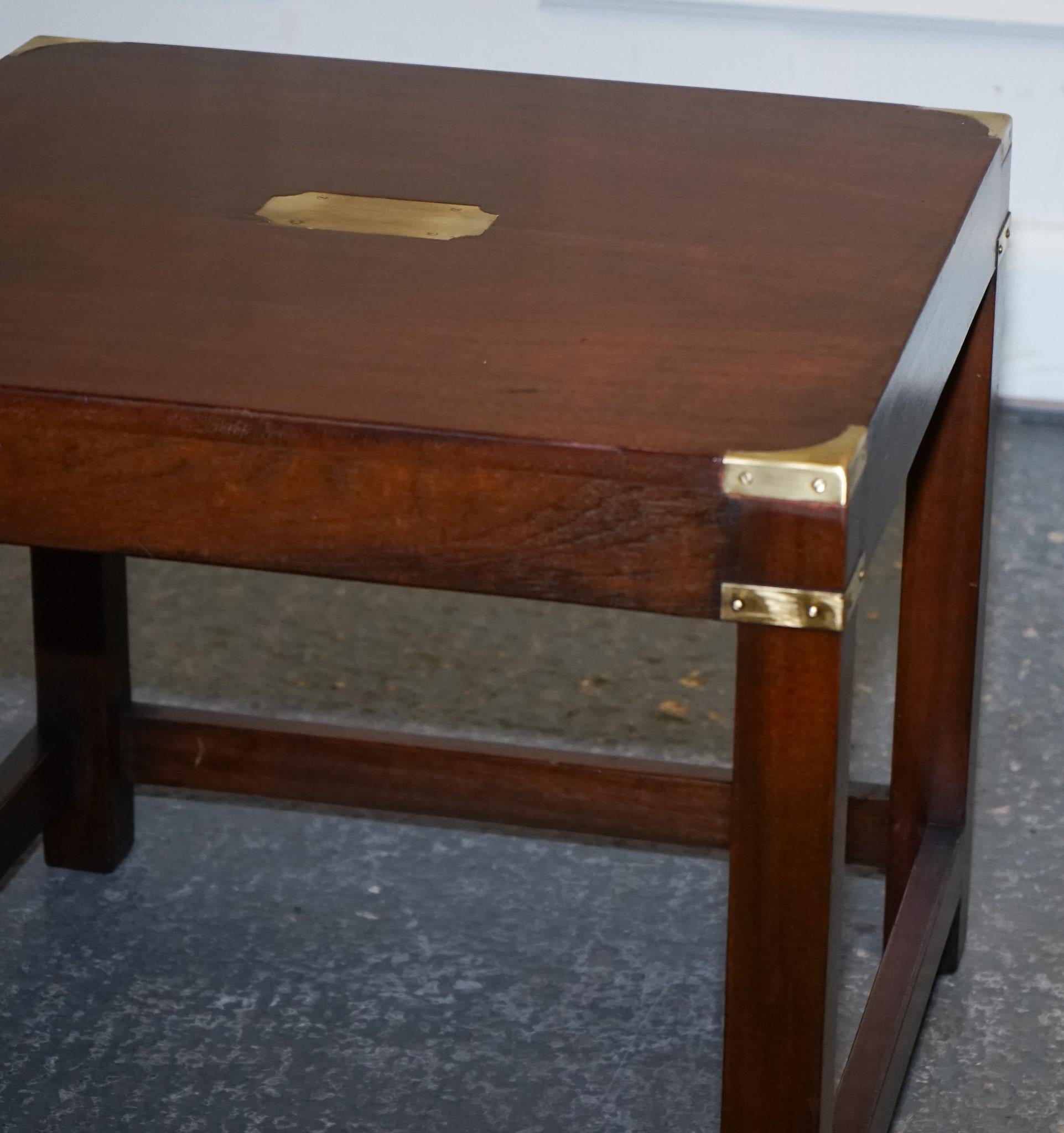 HARRODS LONDON KENNEDY MILITARY CAMPAIGN BRASS FITTINGS SIDE END WiNE LAMP TABLE In Good Condition For Sale In Pulborough, GB