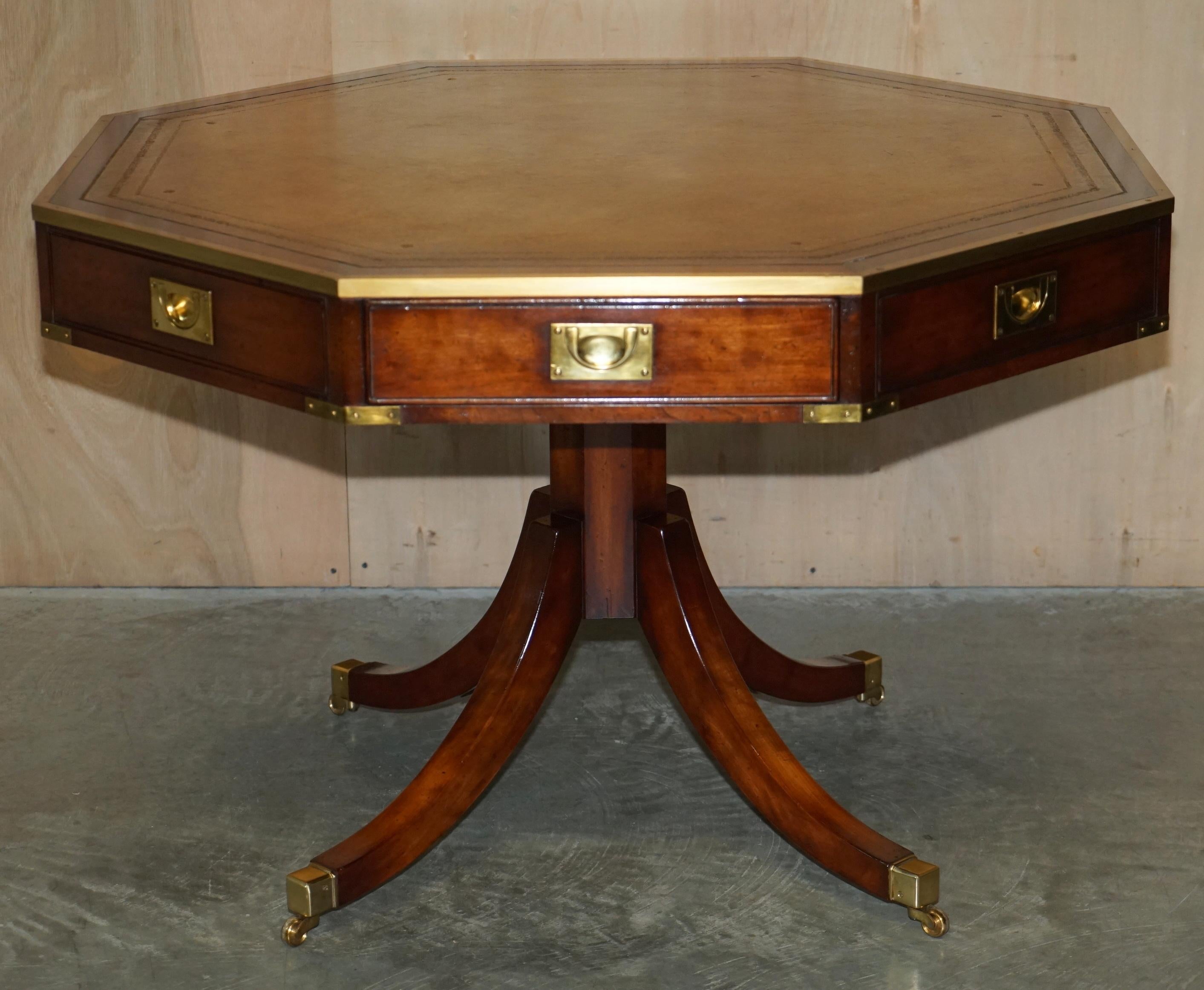 Nous sommes ravis d'offrir à la vente cette exquise table centrale de bibliothèque à quatre grands tiroirs, fabriquée par REH Kennedy et vendue au détail à Harrods Londres, avec un dessus en cuir brun de campagne militaire.

Il s'agit d'un meuble