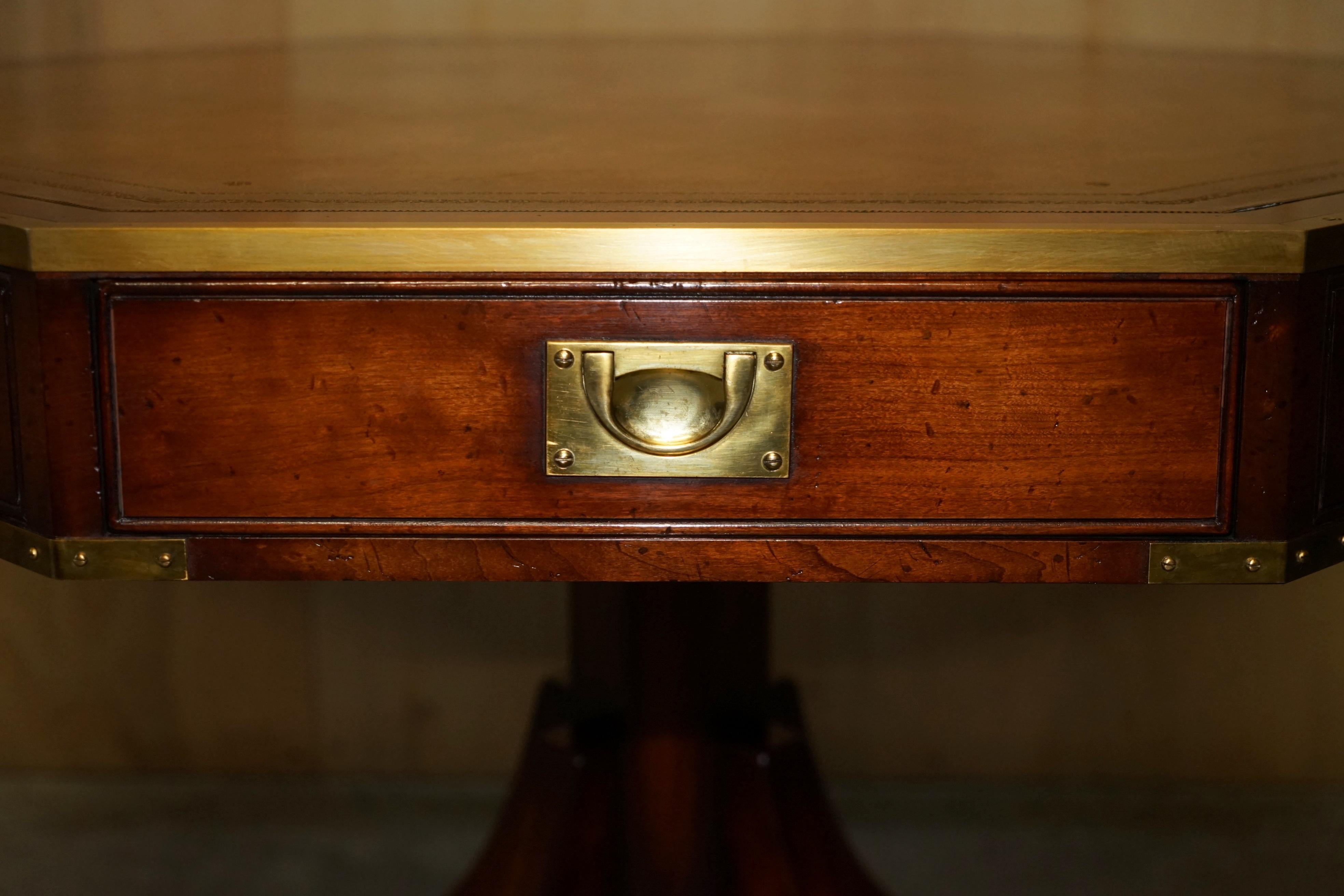 Campagne Harrods London Kennedy Military Campaigner Four Drawer Centre Library Drum Table (Table à tambour) en vente