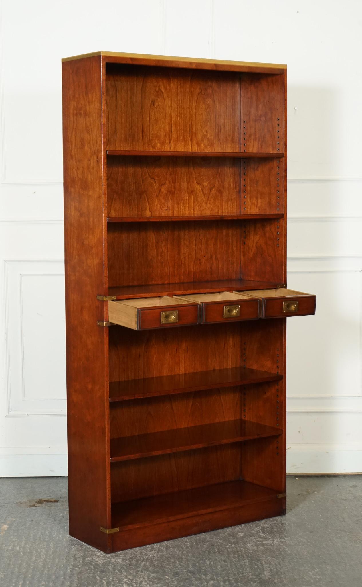 
Wir freuen uns, dieses Harrods London Kennedy Three Drawers Burr Yew Wood & Brass Military Bookcase zum Verkauf anbieten zu können.

 Ein wahres Meisterwerk der Handwerkskunst und des Designs. Dieses luxuriöse Stück kombiniert die reiche Schönheit