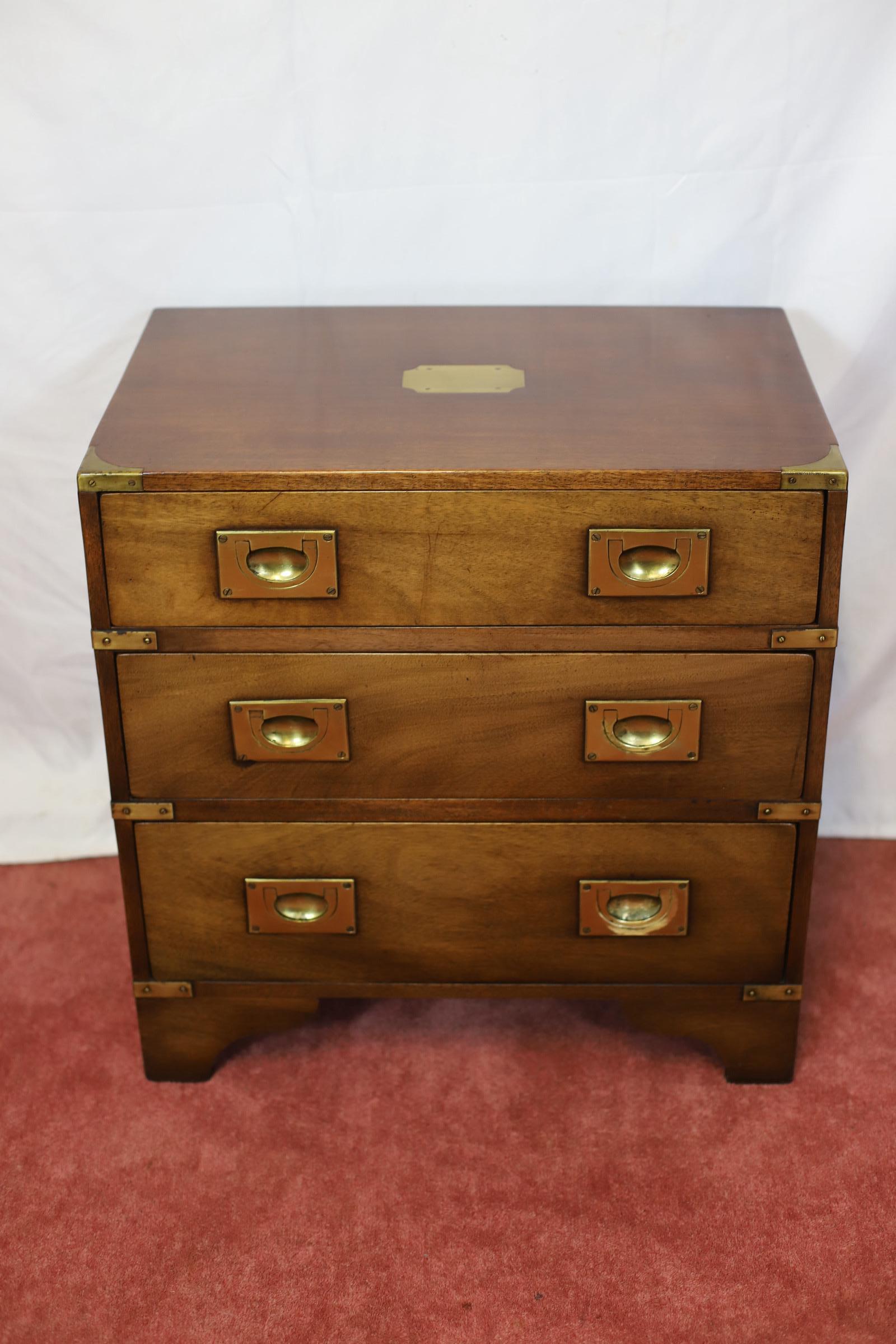 Siamo lieti di offrire in vendita questa deliziosa cassettiera realizzata da R.E.H. Kennedy di Ipswich e venduta da Harrods di Londra, con tre cassetti, angoli in ottone e maniglie in ottone in ottime condizioni.
Non esitare a contattarmi per