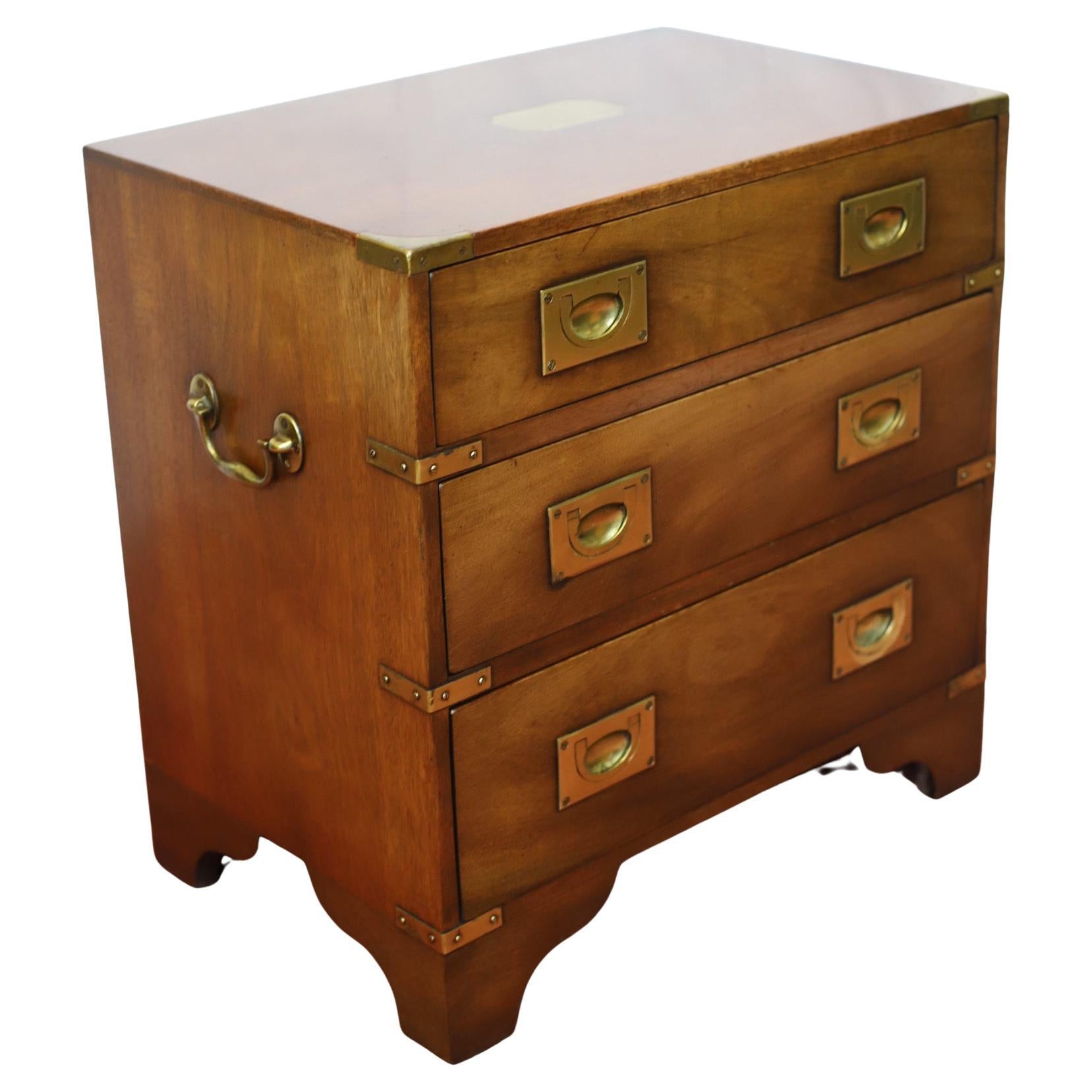Harrods London Lovely Military Campaign Style Chest Of Drawers (Commode de style campagne militaire)