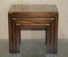 Harrods London, R.E.H Kennedy, ensemble de tables d'appoint de campagne militaire en bois de feuillus