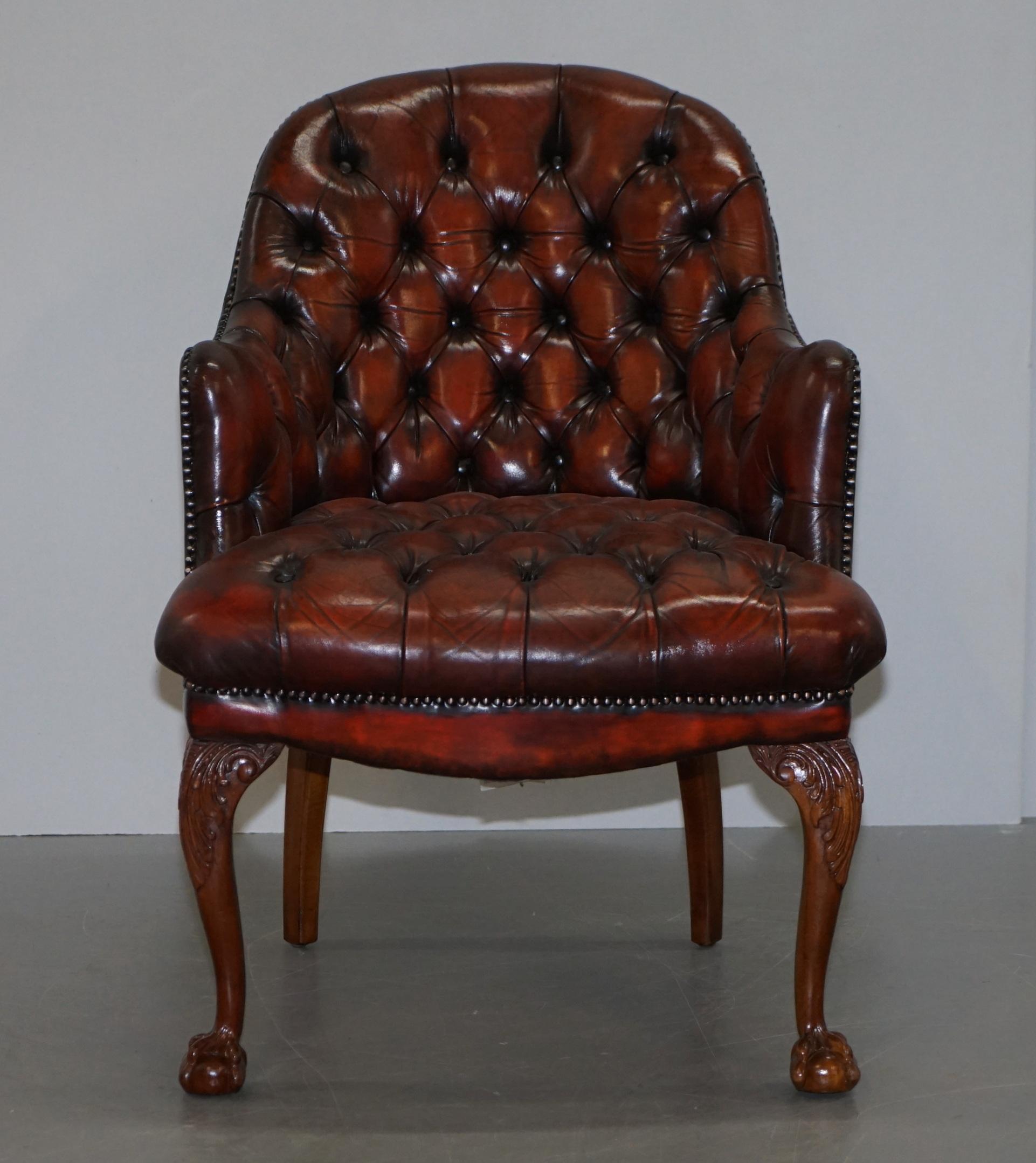 Nous sommes ravis d'offrir à la vente cette très belle chaise de bureau Chesterfield en cuir, boutonnée et dotée d'élégants pieds griffes et boules, datant des années 1960 et vendue chez Harrods à Londres.

Une chaise très bien faite, le cadre est