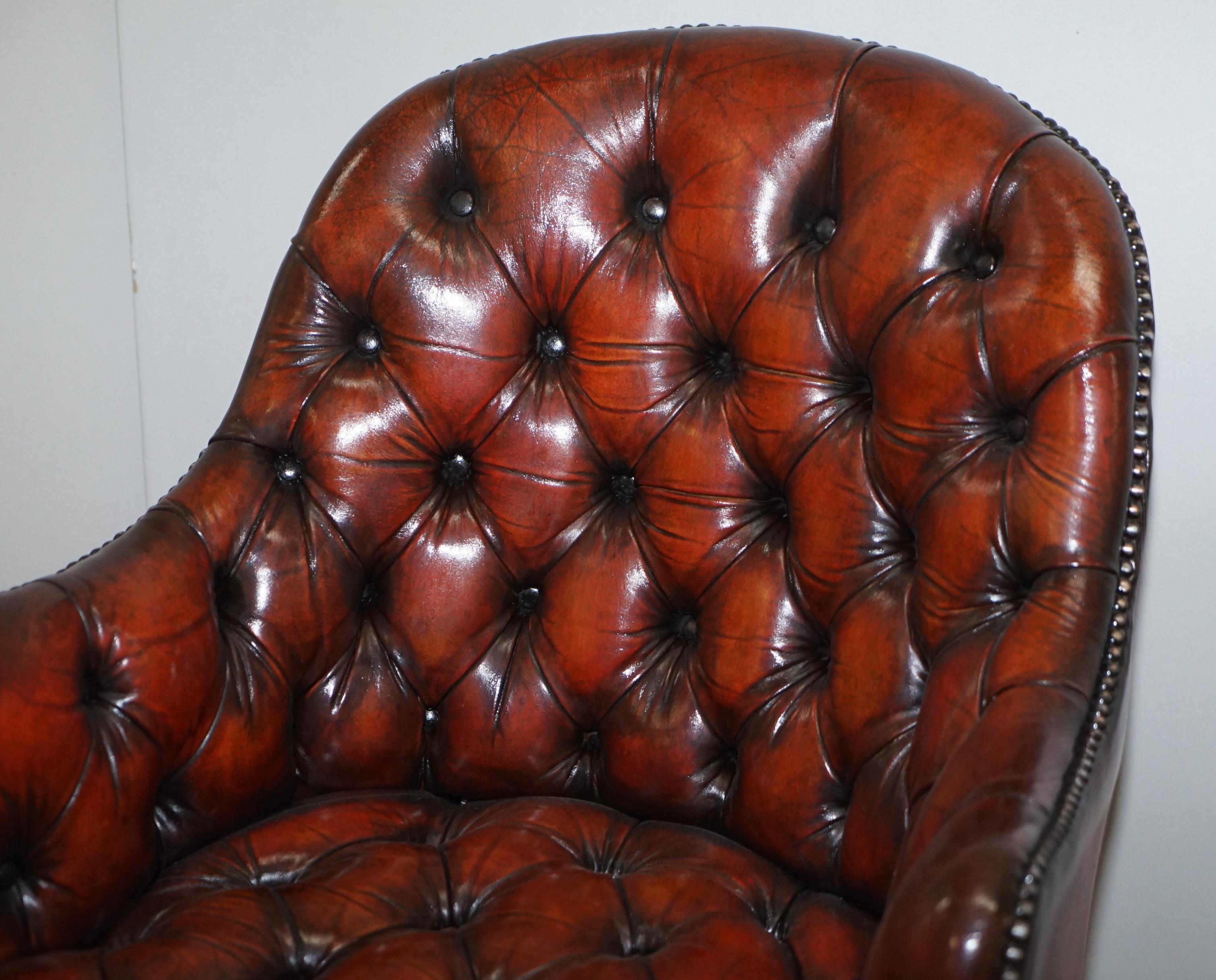Fait main Harrods - Fauteuil Chesterfield restauré en cuir de capitaine Brown - Pieds griffes et ballons en vente
