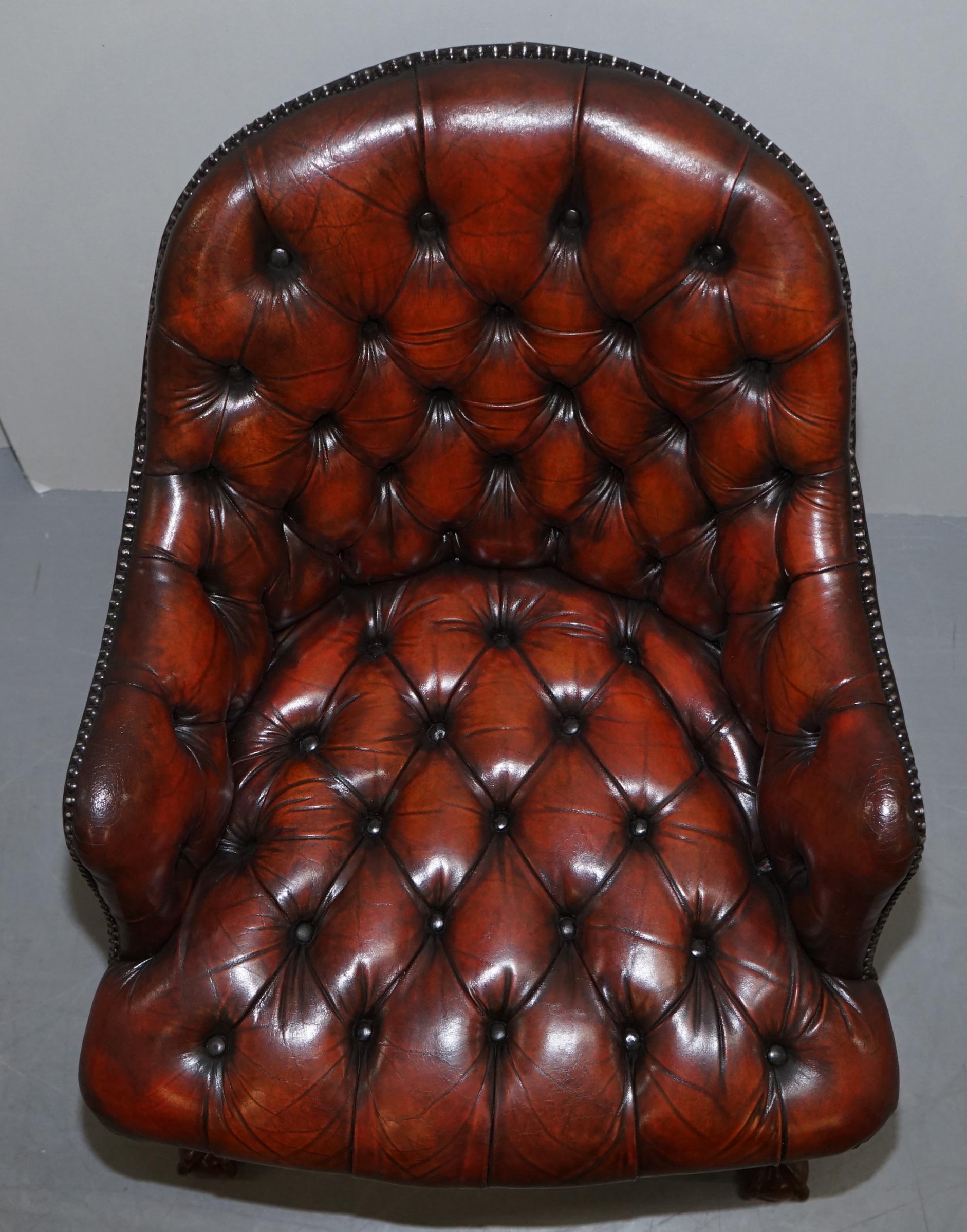 Milieu du XXe siècle Harrods - Fauteuil Chesterfield restauré en cuir de capitaine Brown - Pieds griffes et ballons en vente