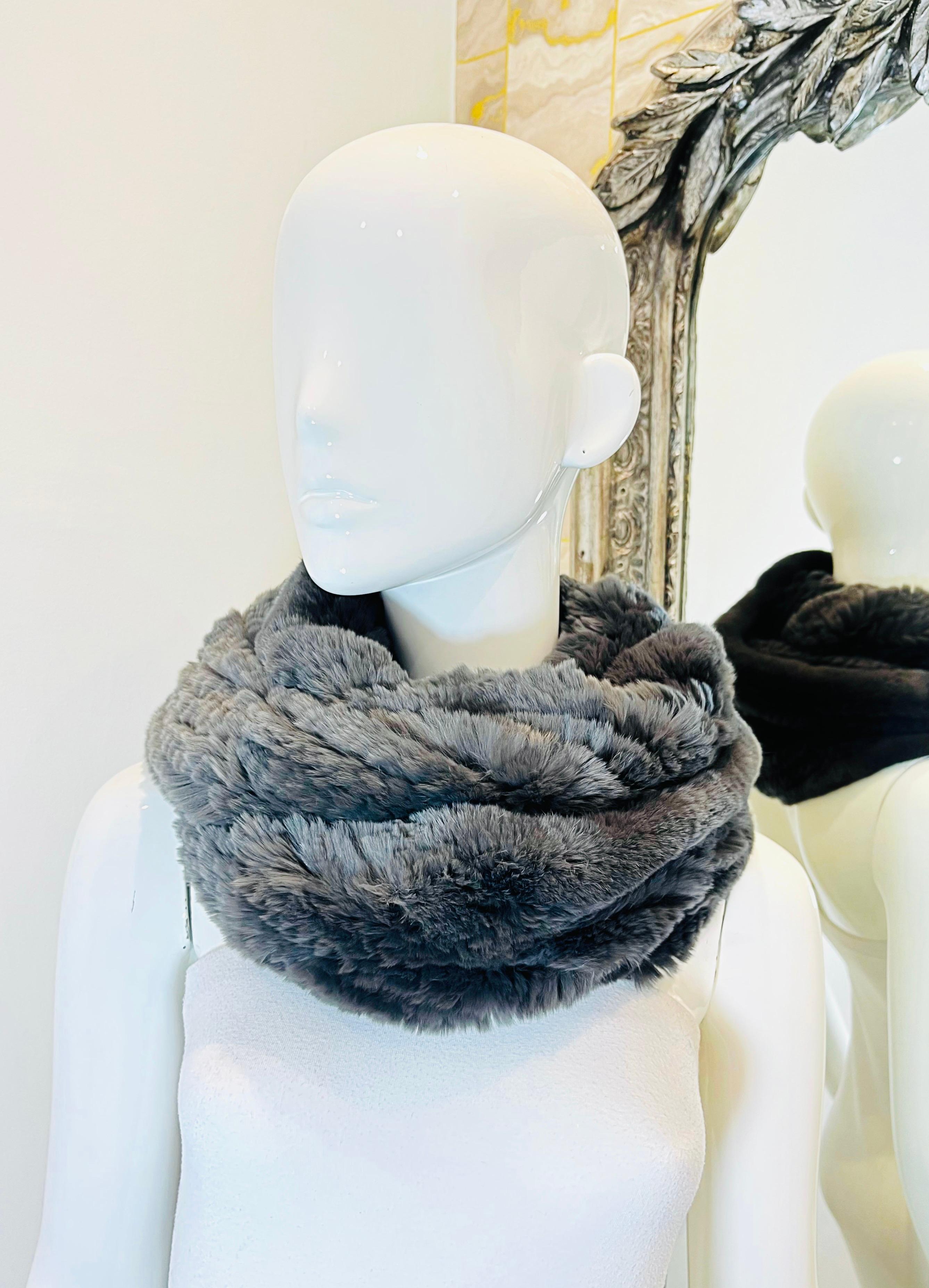 Harrods Rex Rabbit Snood Scarf

Grey scarf crafted from the most luxurious rex rabbit fur.

Featuring soft and dense feel, can be worn in various ways.

Size – One Size

Condition – Excellent

Composition – 100% Rex Rabbit

Comes with – Scarf Only