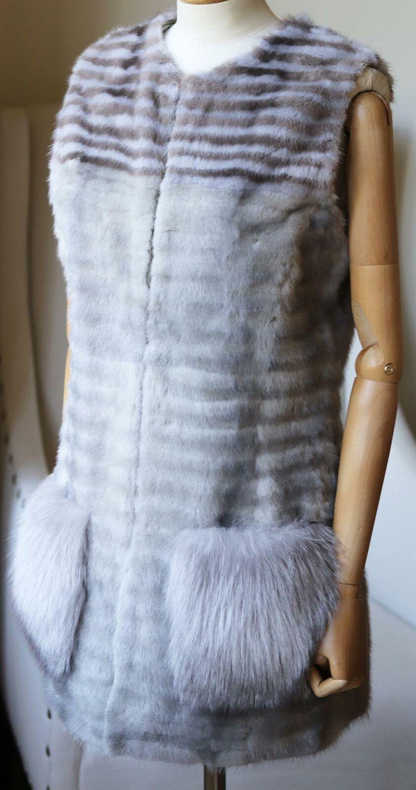 This gilet by Harrods adds elegance to any outfit with the variation of textures, panels and colours.
Grey and taupe mink, grey fox.
Hook and eye fastening through front.
100% Mink; fabric2: 100% platnium fox fur; lining: 100% silk.
Size: Small (UK