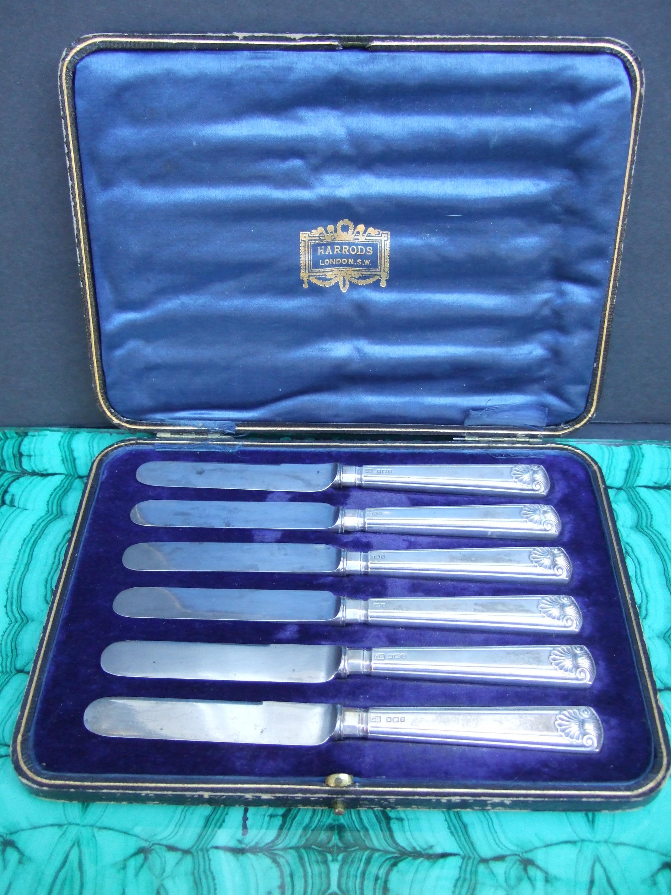 Harrod's London Set of six small appetizer knives in the original silk lined presentation box c 1920s

The elegant set of appetizer knives have a scallop shell design on the handle   
Makes an elegant fine dining collectible 

The knives measure 6.5