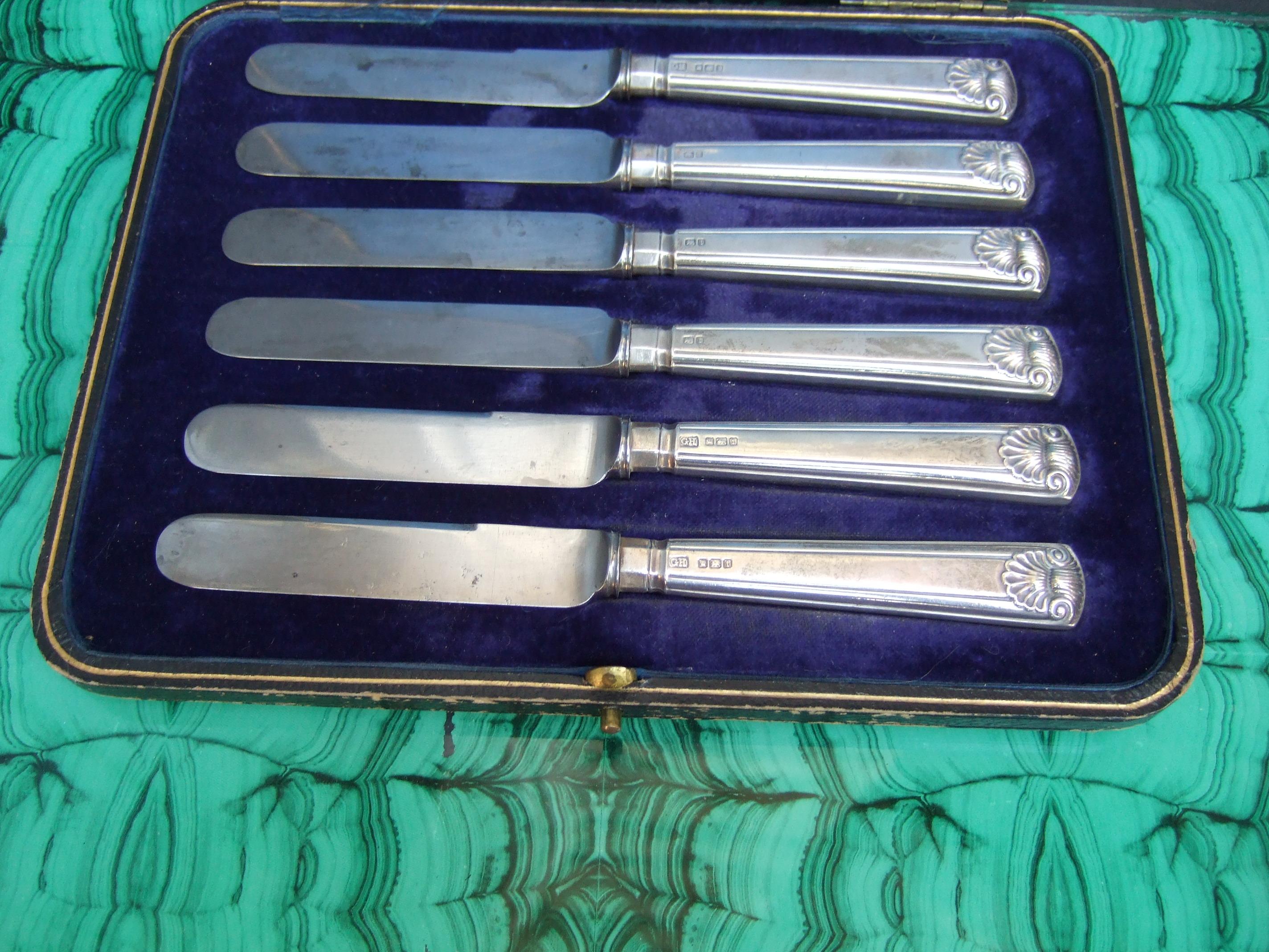 Bleu Harrod's - Ensemble de six petits couteaux de présentation dans leur boîte d'origine doublée de soie, circa 1920 en vente
