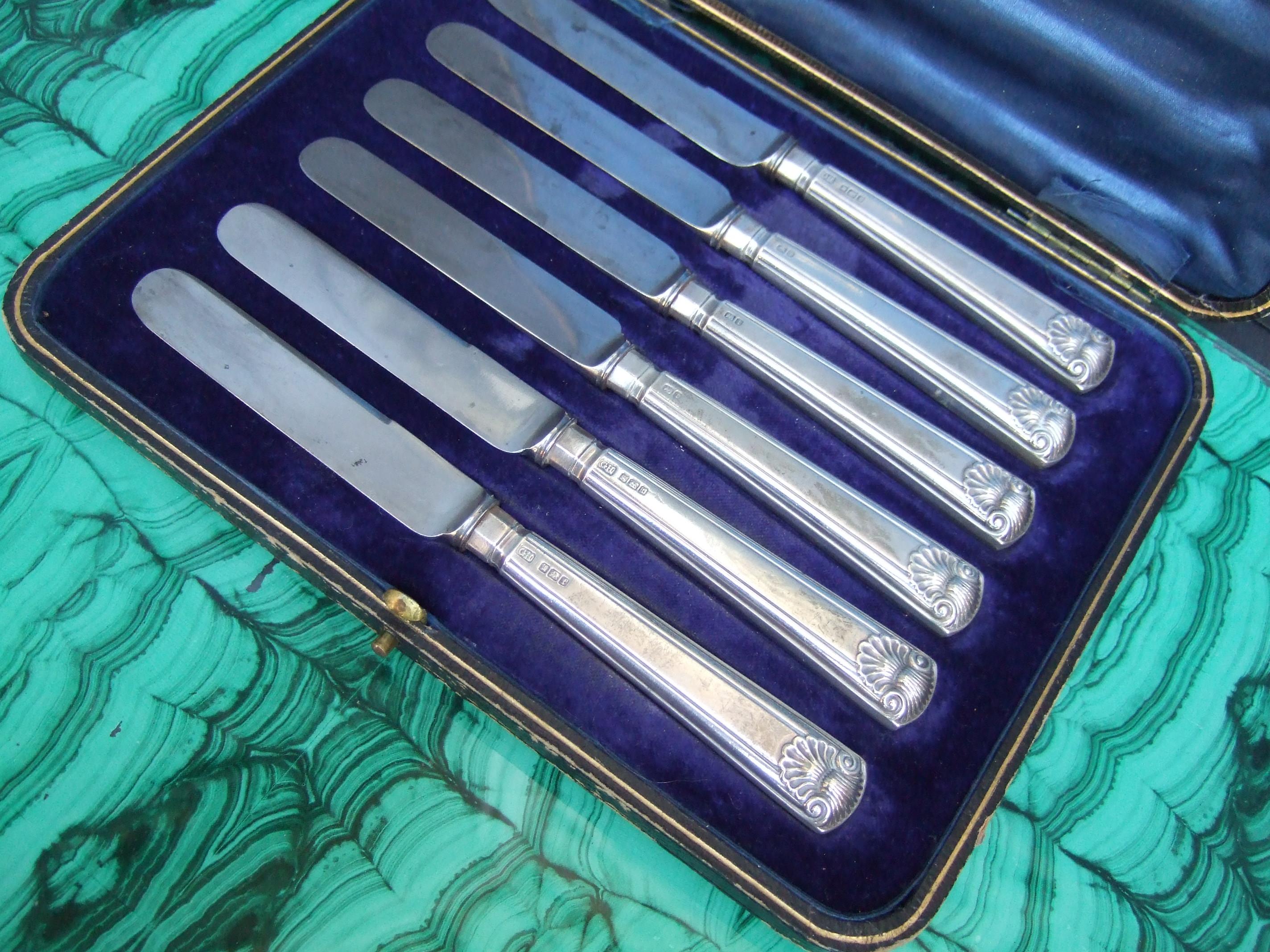 Harrod's Set of Six Small Appetizer Knives in the Original Silk Lined Box c 1920 In Good Condition For Sale In University City, MO