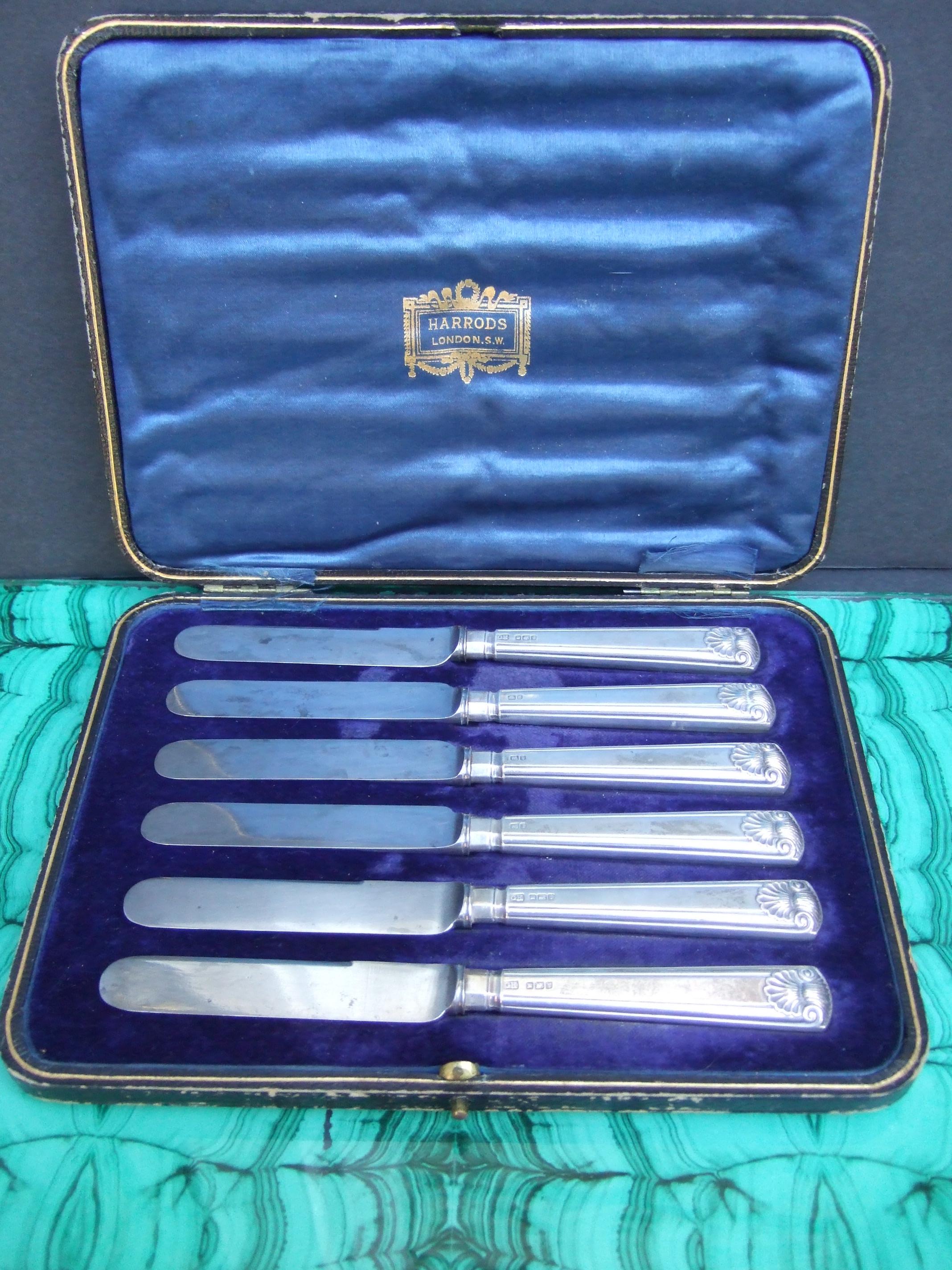 Harrod''s Set aus sechs kleinen Appetizer-Messern in der originalen, mit Seide gefütterten Schachtel, um 1920 im Angebot 1