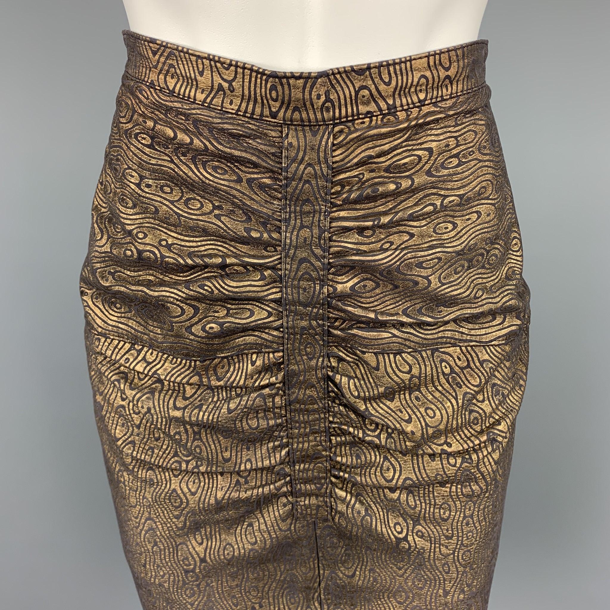 La jupe Harrods by INGRID MUHLHOFER se présente sous la forme d'un cuir abstrait or et noir avec une doublure noire intégrale. Elle présente un style ruché et une fermeture à glissière au dos. Fabriqué en Italie.
Etat d'occasion. 

Marqué :   8