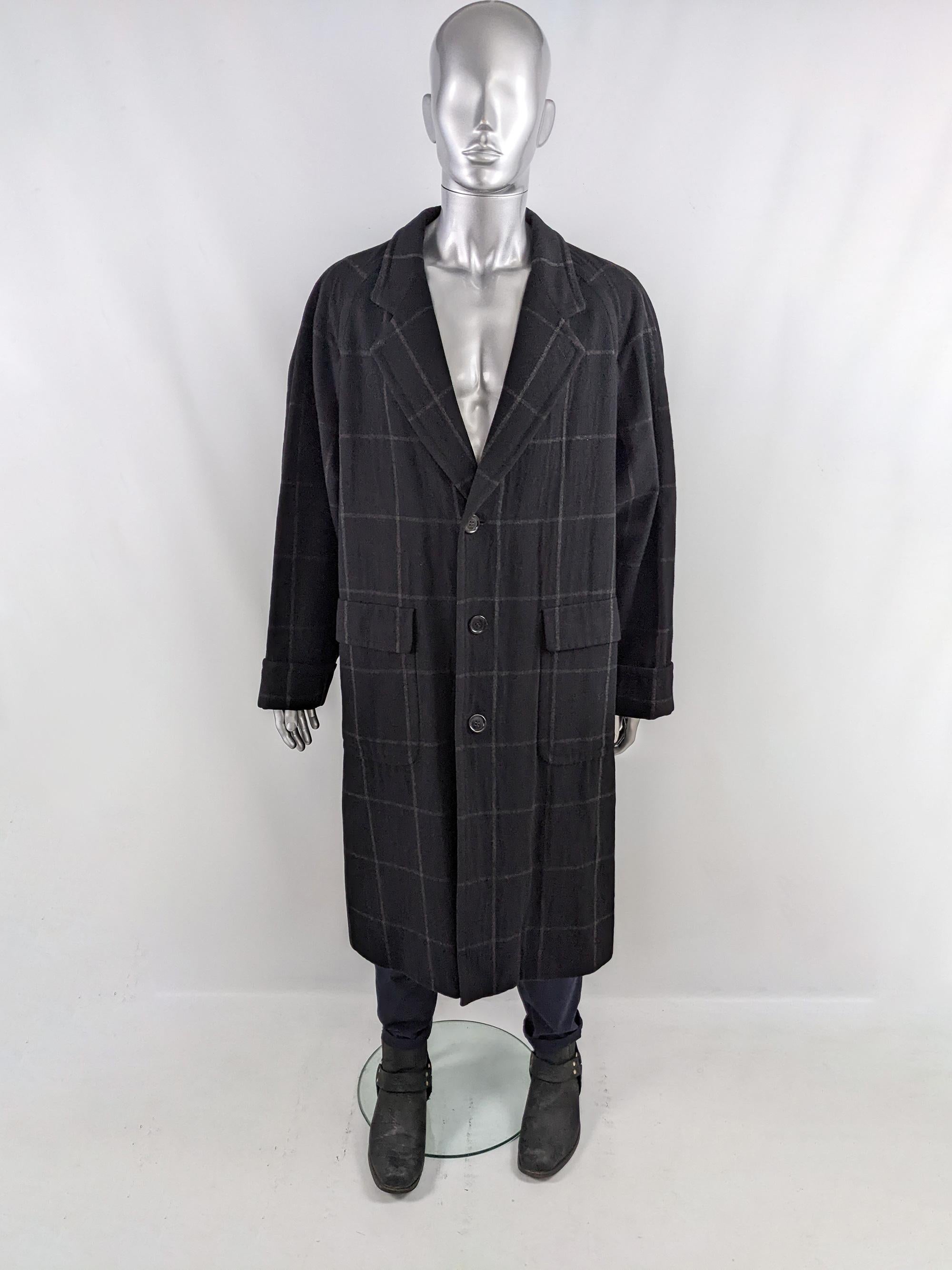 Size: Marked UK 50R which roughly equates to a mens XXL to 3XL. Please check the measurements against a similar coat you own.
Chest - 50” / 127cm
Waist - 48” / 122cm
Length (Shoulder to Hem) - 46” / 117cm
Sleeve Pit to Cuff - 20” / 51cm

An