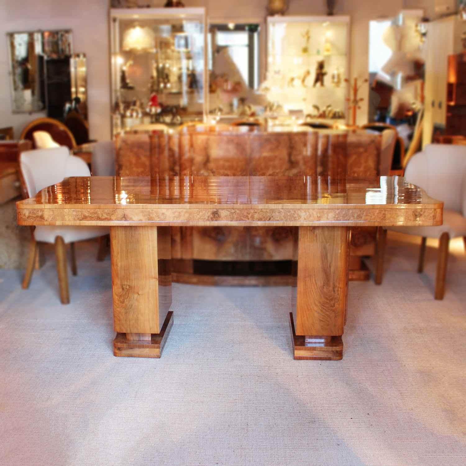 An Art Deco dining table and six chairs. Serpentine edged, burr walnut table set over pedestal legs in straight grain walnut with burr walnut reeded detail. Cloud back chairs upholstered in cream leather.



  