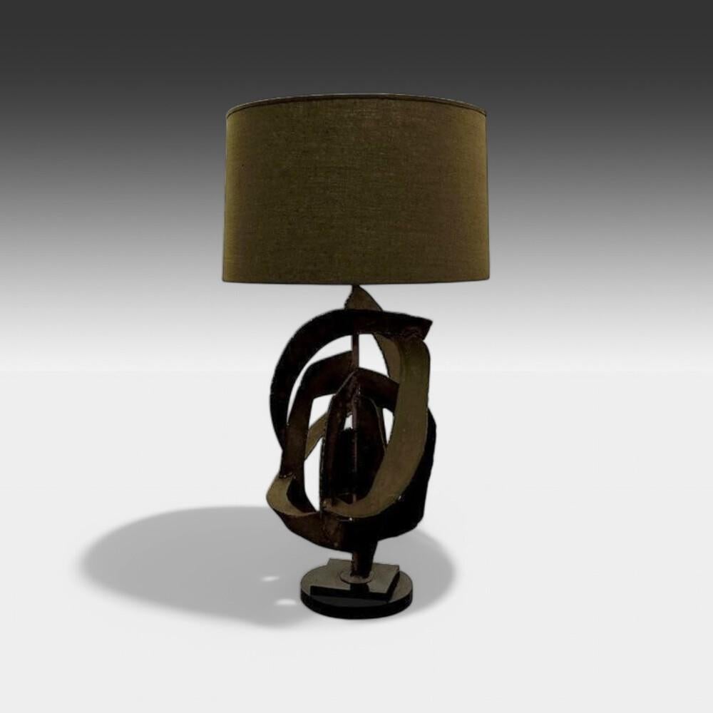 Harry Balmer, Brutalistische Mid Century Modern-Tischlampe, geschwärzter Stahl, geschwärzter Stahl, 1970er Jahre

Einzelne brutalistische moderne Tischlampe, entworfen von Harry Balmer für Laurel Lamp Co. in den Vereinigten Staaten um
