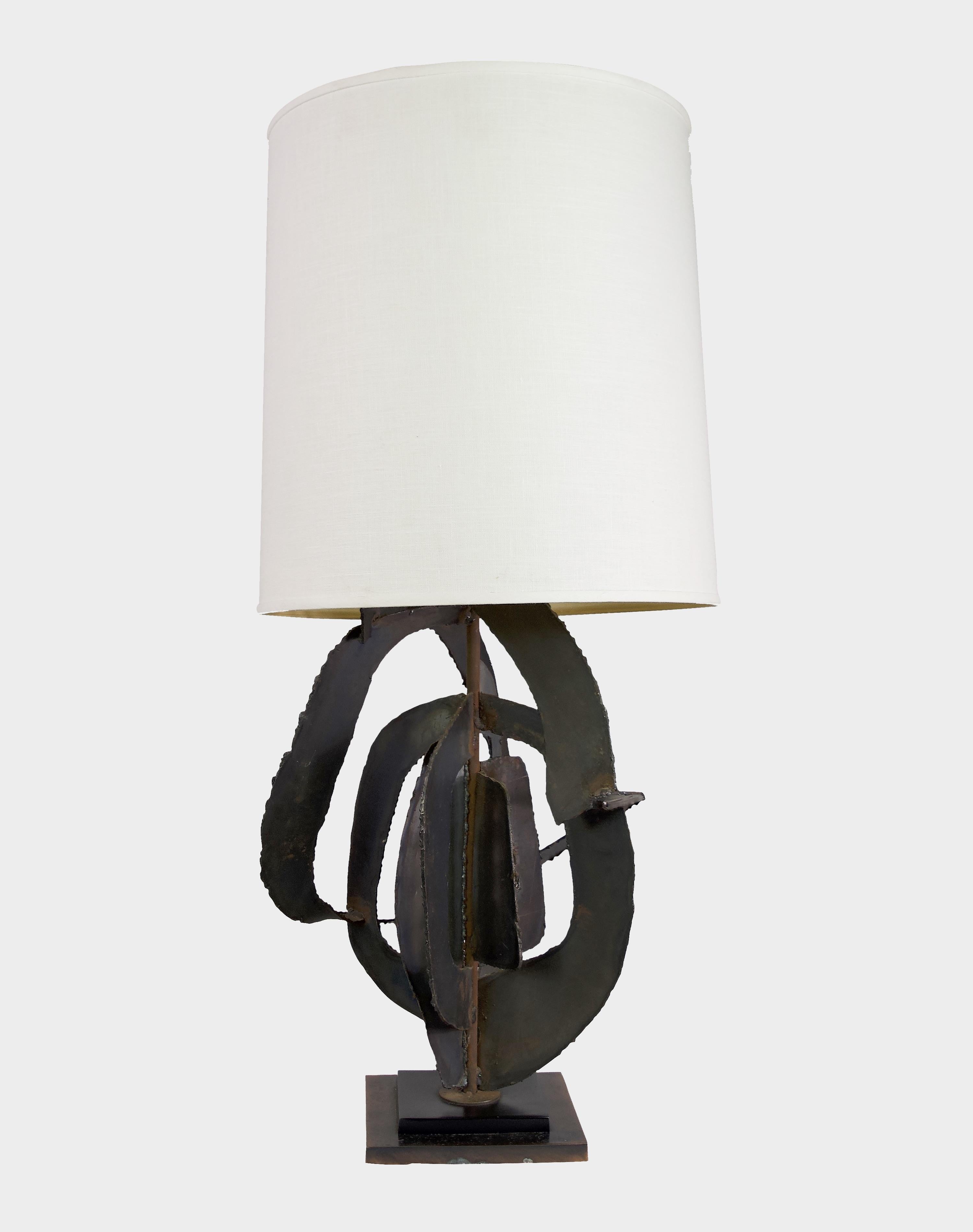 Die 1970er Jahre brachten eine Reihe von ikonischen Entwürfen hervor, unter denen die bemerkenswerte geschliffene Fackellampe von Harry Balmer für Laurel Lighting hervorsticht. Dieses Meisterwerk des Brutalismus strahlt Kühnheit aus und hinterlässt