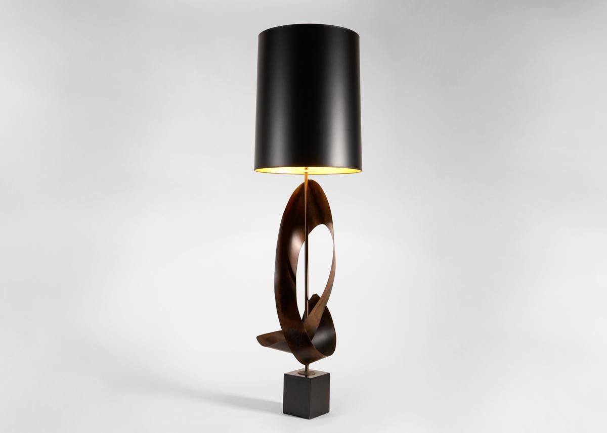 This mid-century piece possesses a weightless, swirling quality, unusual in brutalism—and in striking contrast with the dark heavy material with which the lamp is composed.