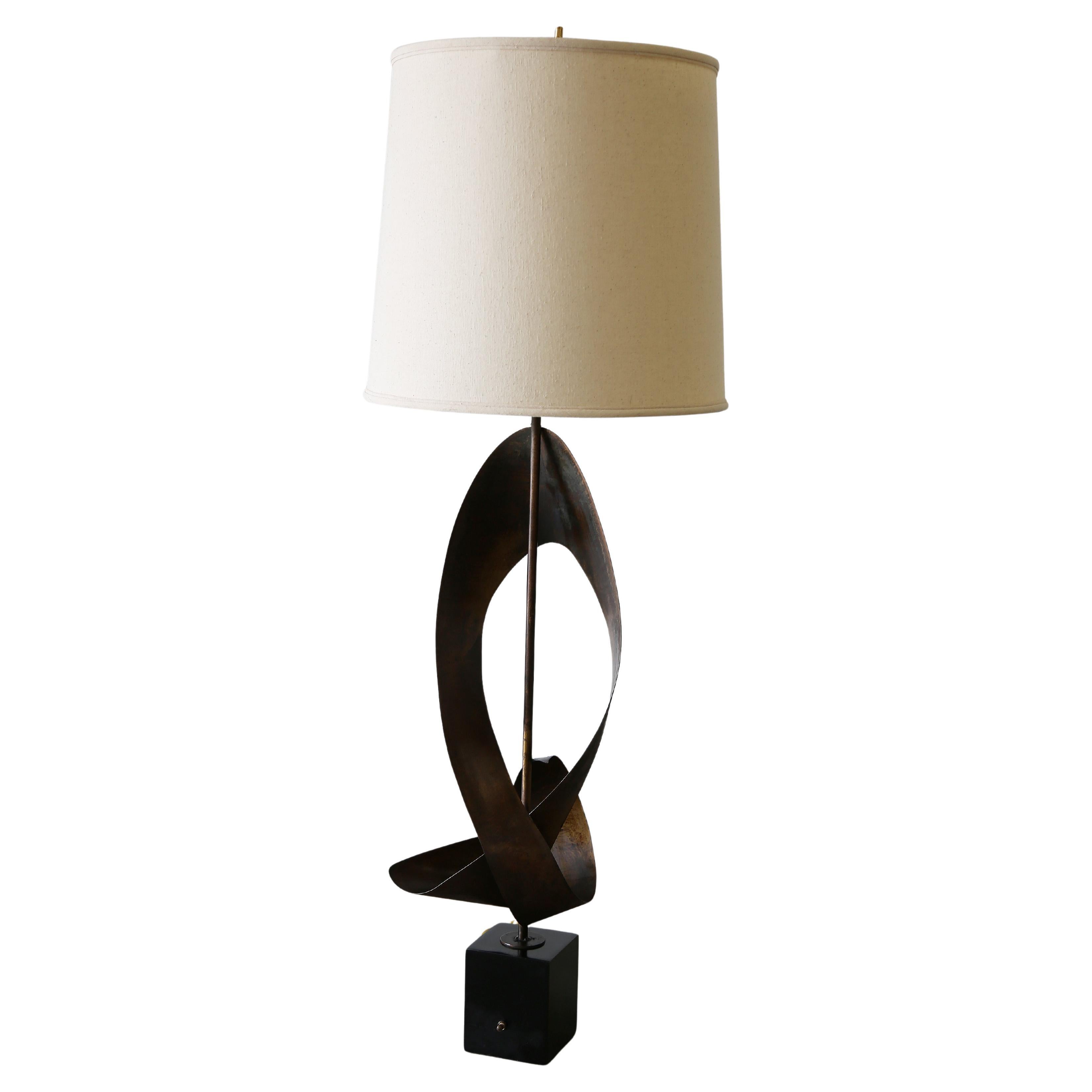 Harry Balmer für Laurel Sculptural Brutalist Patinated Steel "Ribbon" Tischlampe