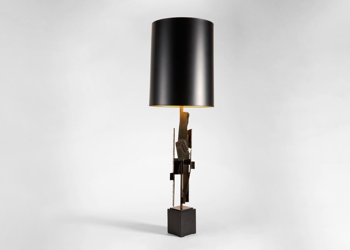 This iconic mid-century table lamp, with it's constituent parts almost seeming to float apart from one another, boasts a weightless quality at odds with the metal with which its composed.