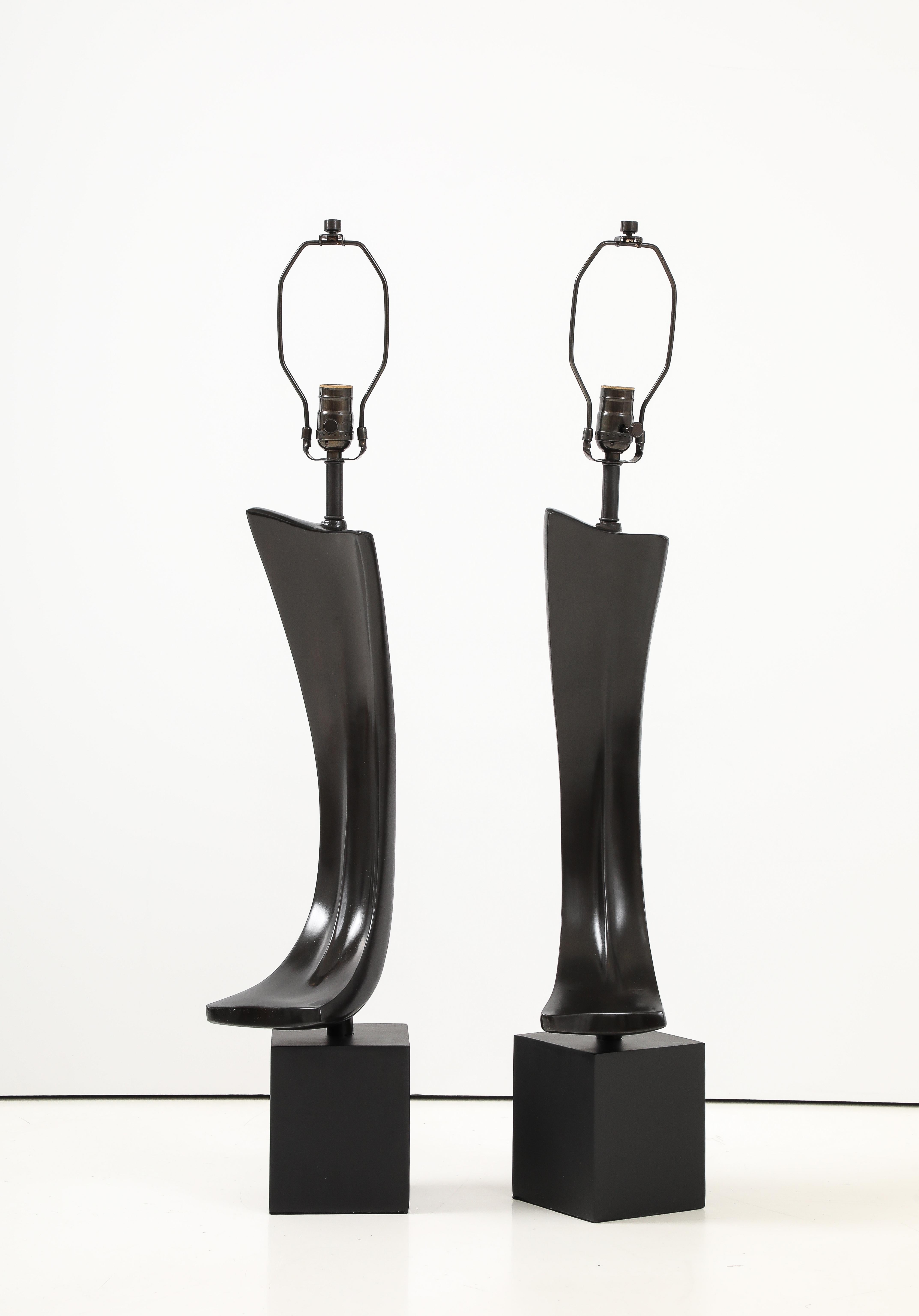 Excepcional pareja de lámparas Brutalistas de mediados de siglo, con acabado en bronce y hueso estilizado, sobre una base cúbica esmaltada en negro. :amps han sido recableadas para su uso en EE.UU. con nuevos enchufes y cables por un electricista