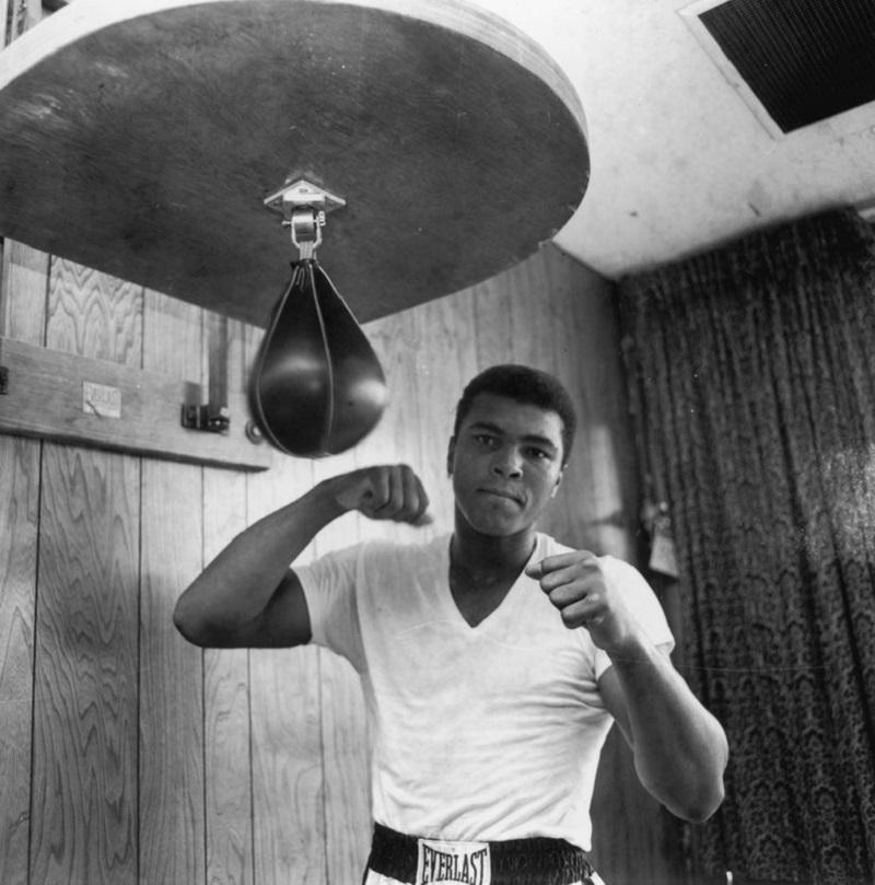 "Ali en formation" par Harry Benson

Le boxeur américain poids lourd Cassius Clay (futur Muhammad Ali), s'entraînant dans son gymnase, le 21 mai 1965.

Non encadré
Taille du papier : 40" x 40'' (pouces)
Imprimé 2022 
Impression sur fibre à la