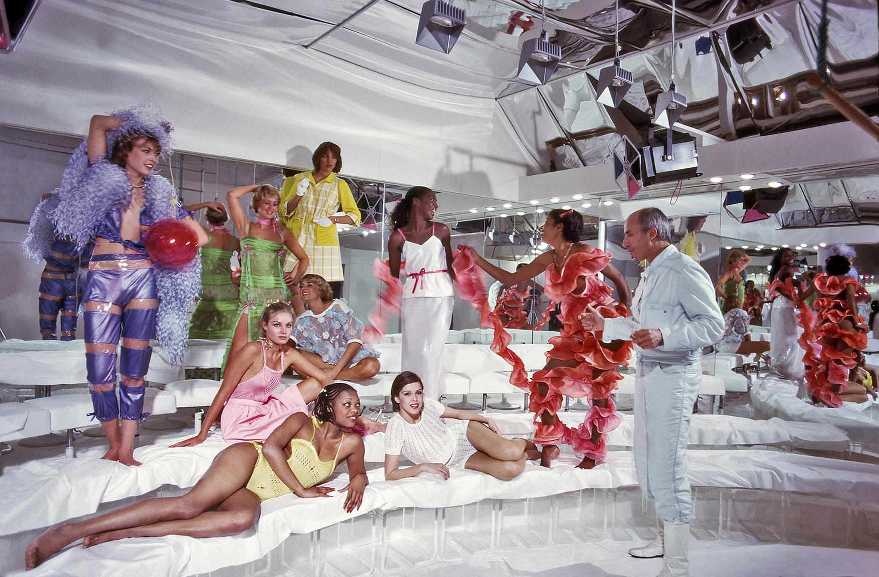 Harry Benson Color Photograph – Andr Courrges mit Modellen, Paris