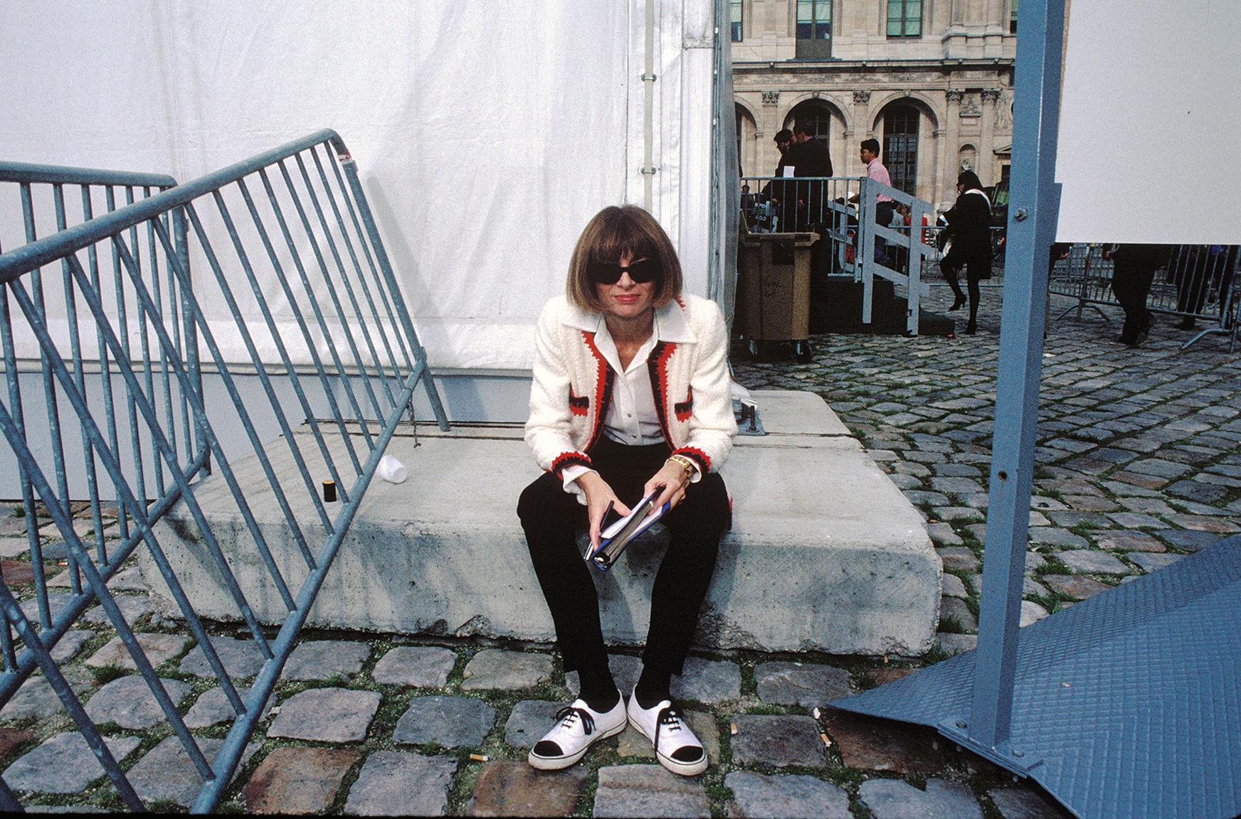 Color Photograph de Harry Benson - Anna Wintour, París
