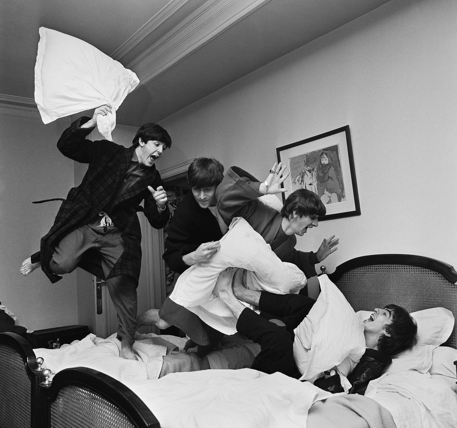 Harry Benson est né près de Glasgow, en Écosse. Le photographe a été désigné pour voyager avec les Beatles lors de leur première tournée aux États-Unis en 1964. Sa photo emblématique montre le groupe en train de faire une joyeuse bataille de