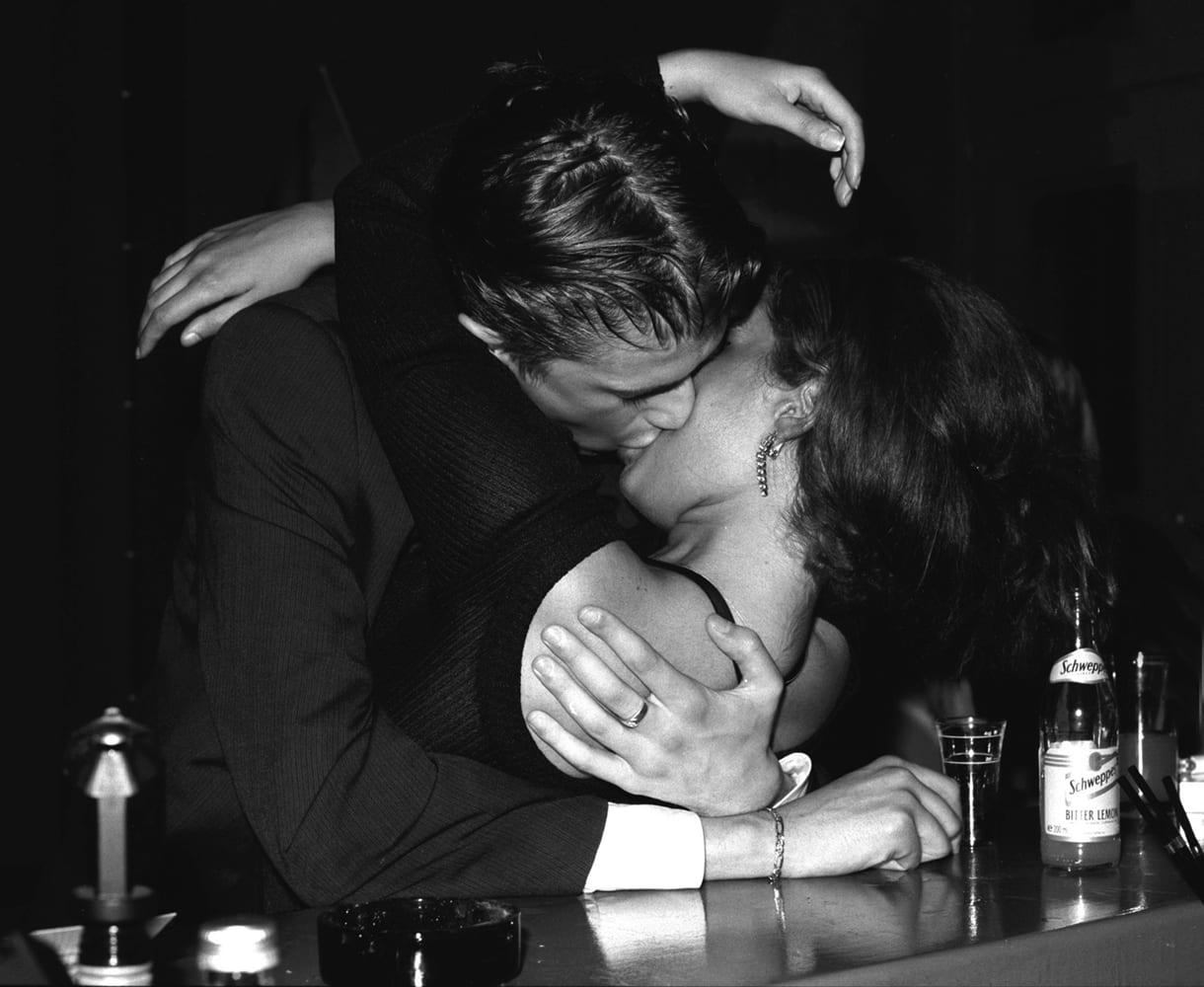 Black and White Photograph de Harry Benson - Beso de Berlín