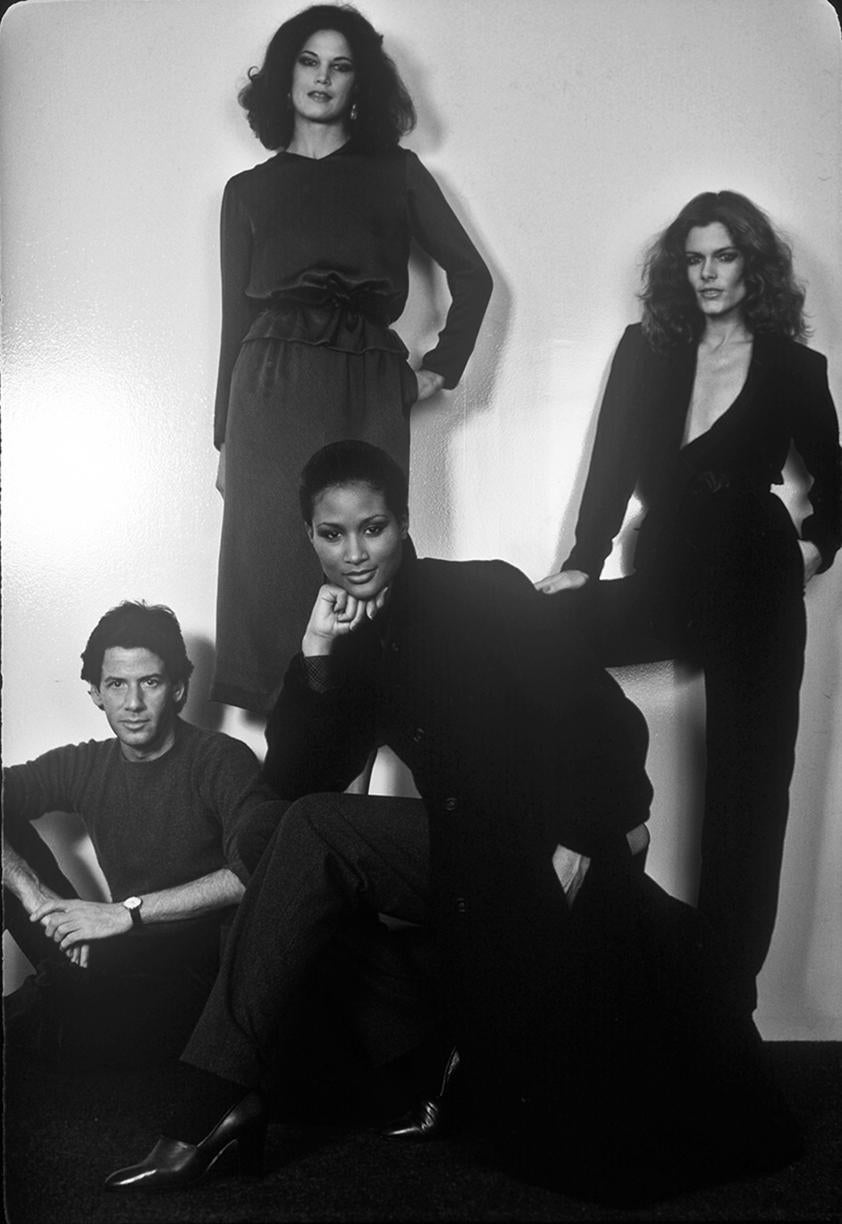Harry Benson Black and White Photograph – Calvin Klein zusammen mit Barbara Allen, Beverly Johnson und Chris OConnor