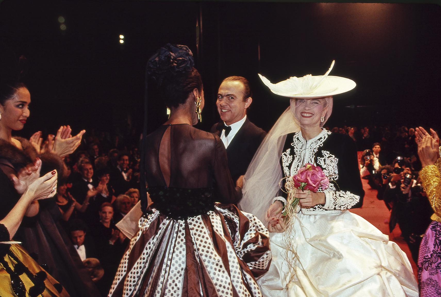 Harry Benson Color Photograph – Christian Lacroix mit Modellen, New York