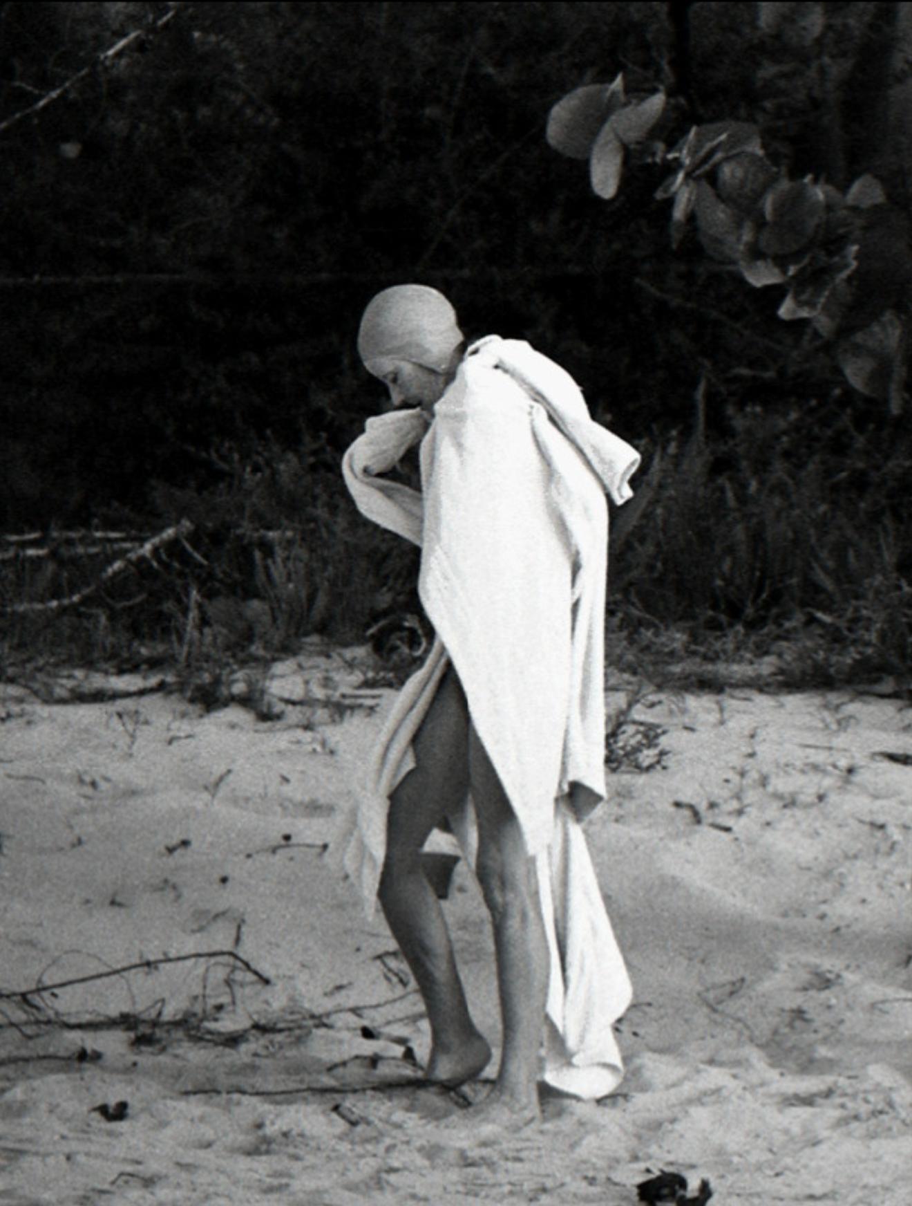 Black and White Photograph Harry Benson - Greta Garbo, Antigua, 1976