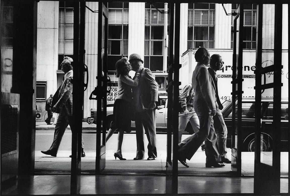 Harry Benson Black and White Photograph – Helen Gurley Brown und ihr Mann David vor dem Haus, New York