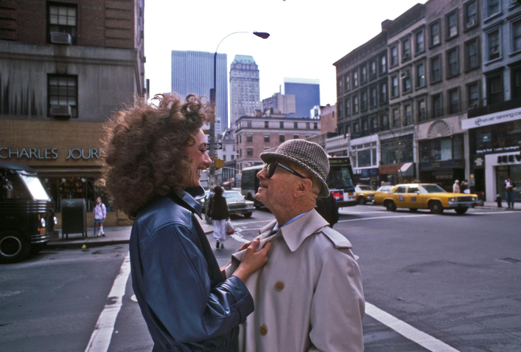 Color Photograph Harry Benson - Marisa Berenson et Swifty Lazar, New York
