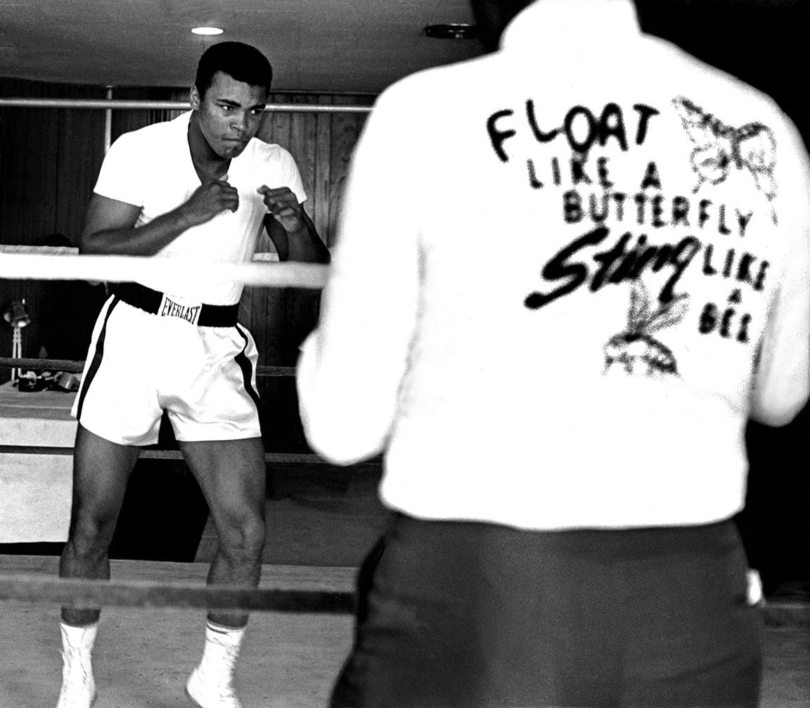 Black and White Photograph Harry Benson - Muhammad Ali : Flotter comme un papillon, Miami, 1964