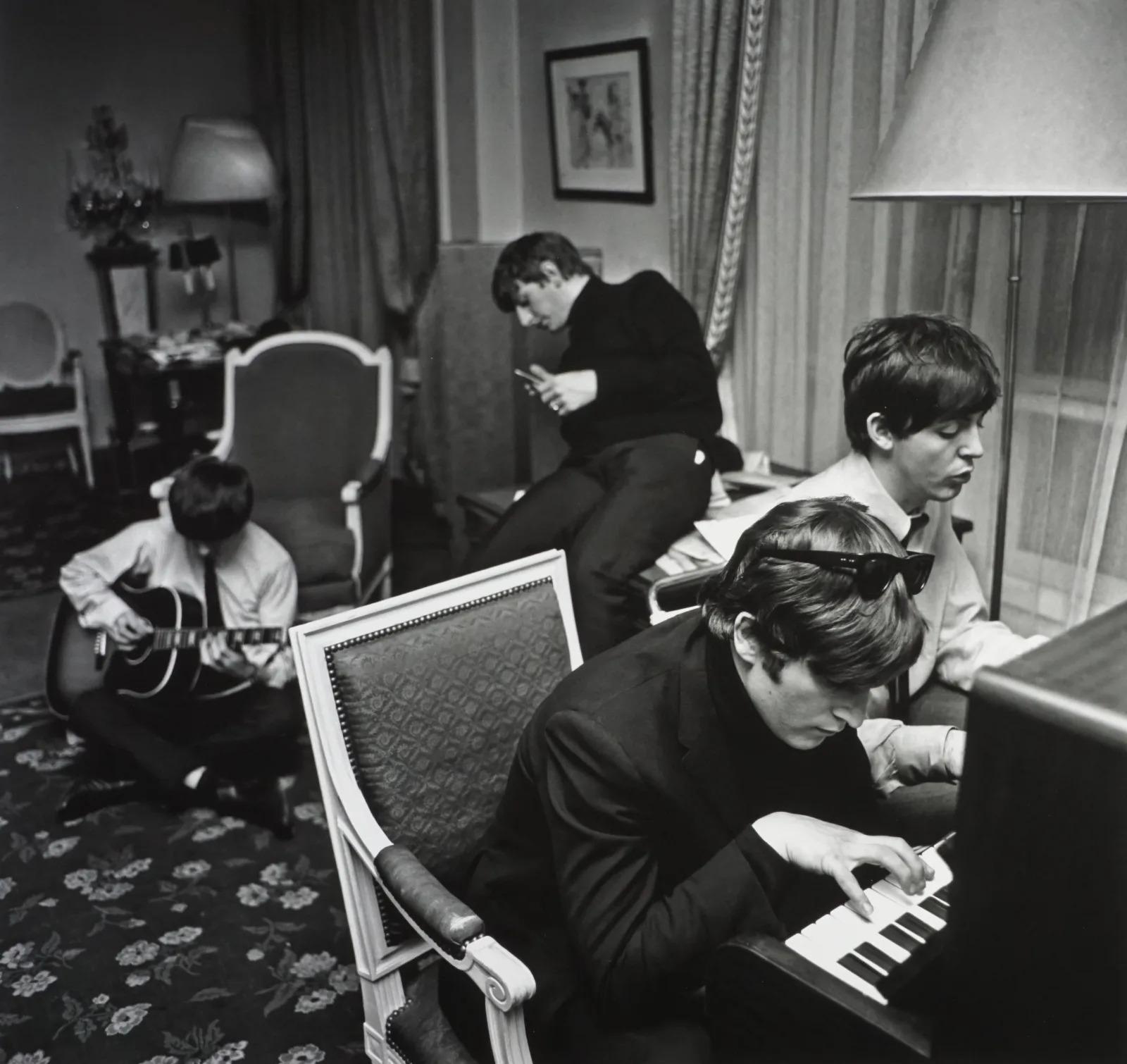Harry Benson Black and White Photograph – The Beatles beim Komponieren, Paris, 1964
