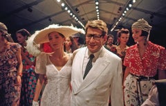 Yves St. Laurent mit Modellen, Paris