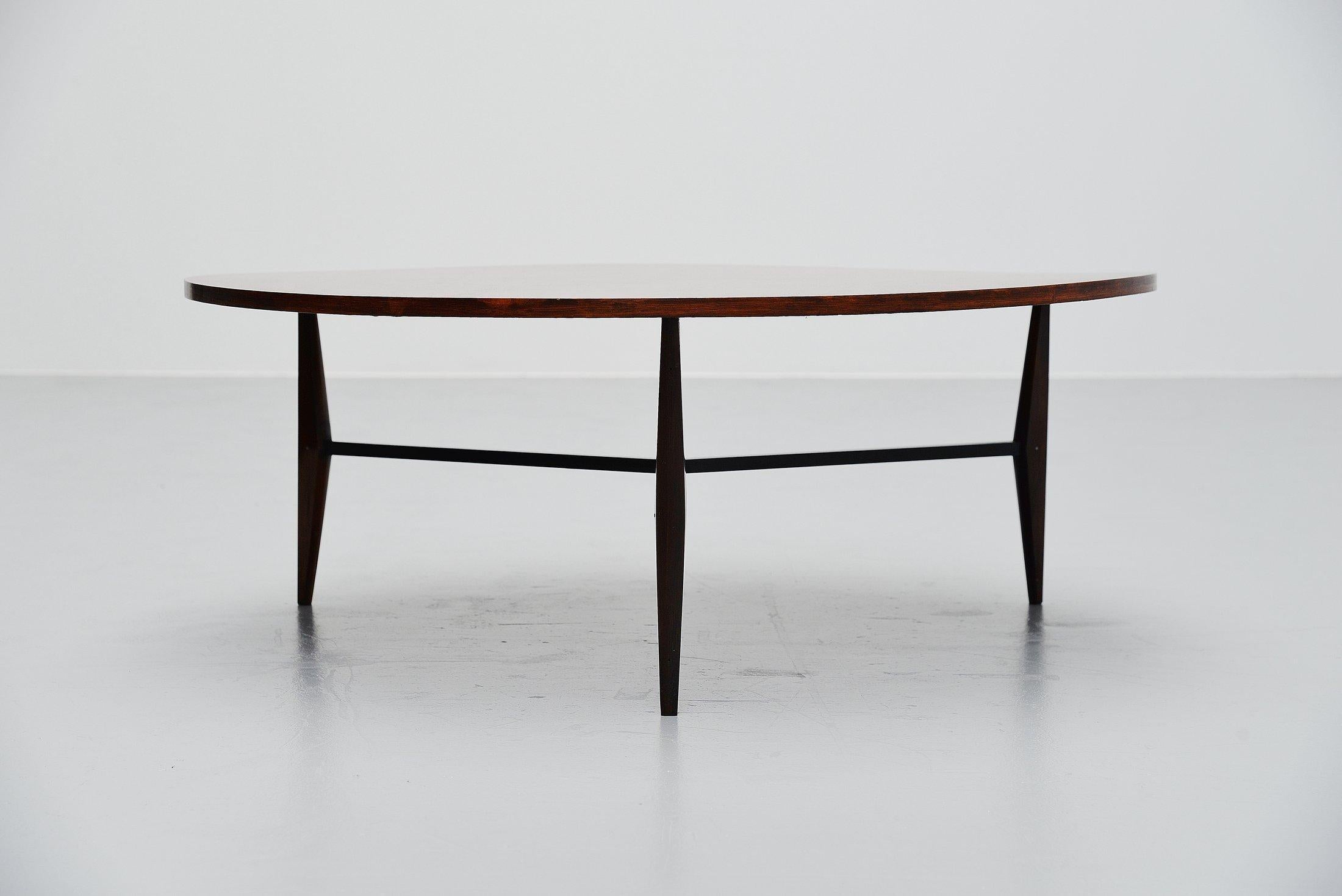 Rare model 401 coffee table designed by Harry Bertoia and manufactured by Knoll International, United States 1952. This rare rosewood coffee table was a very early design by Bertoia. The table has solid rosewood legs and a rosewood veneer, round