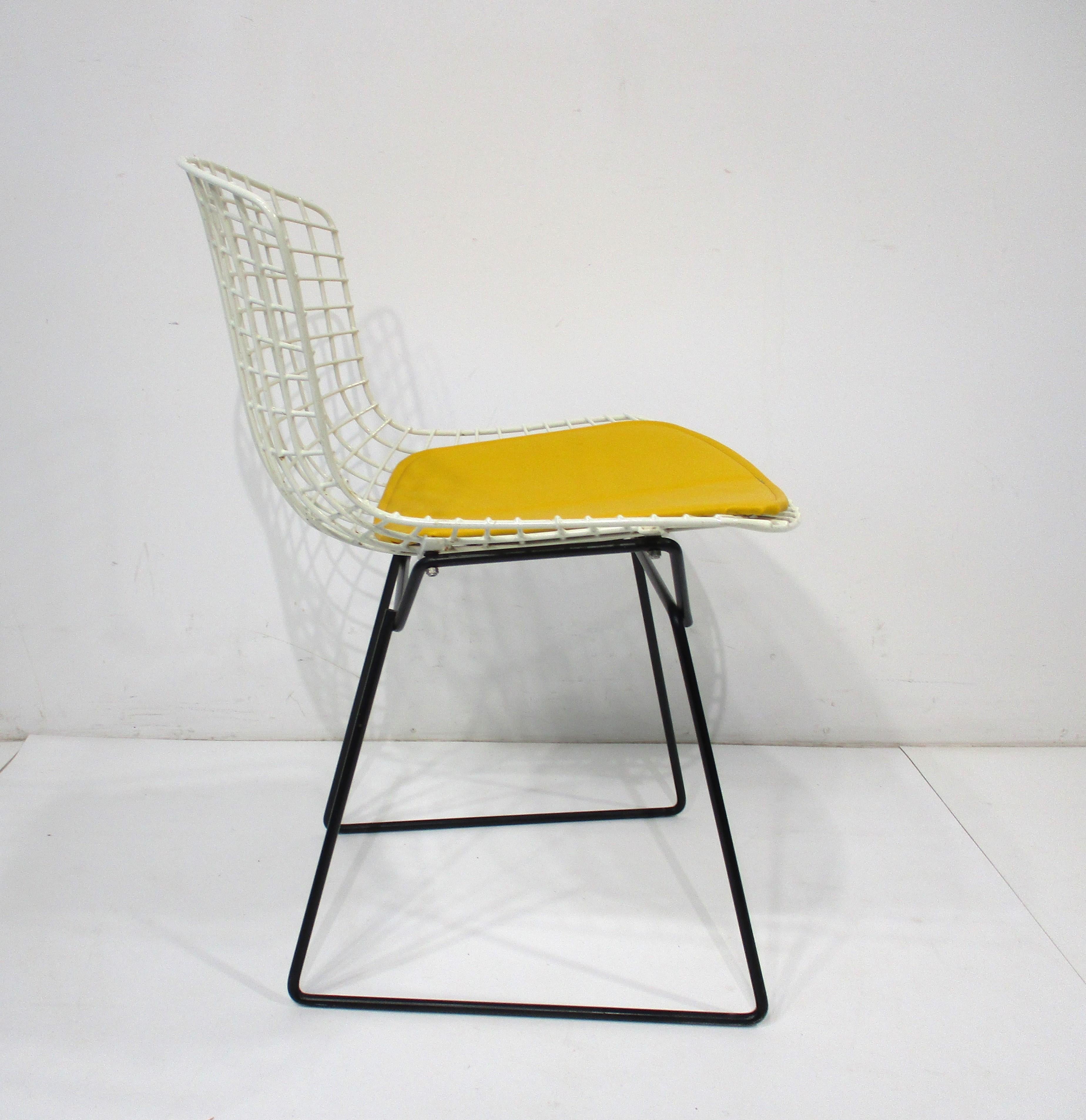 Harry Bertoia #420 Wire Dining Chairs for Knoll  In Good Condition For Sale In Cincinnati, OH