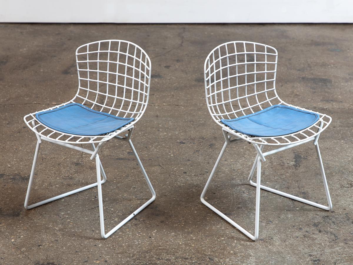 Paire vintage de chaises d'enfant en fil de fer conçues par Harry Bertoia pour Harris. Cette chaise emblématique a été éditée à l'origine en trois tailles. La plus petite taille n'ayant jamais été rééditée, les chaises miniatures sont devenues rares