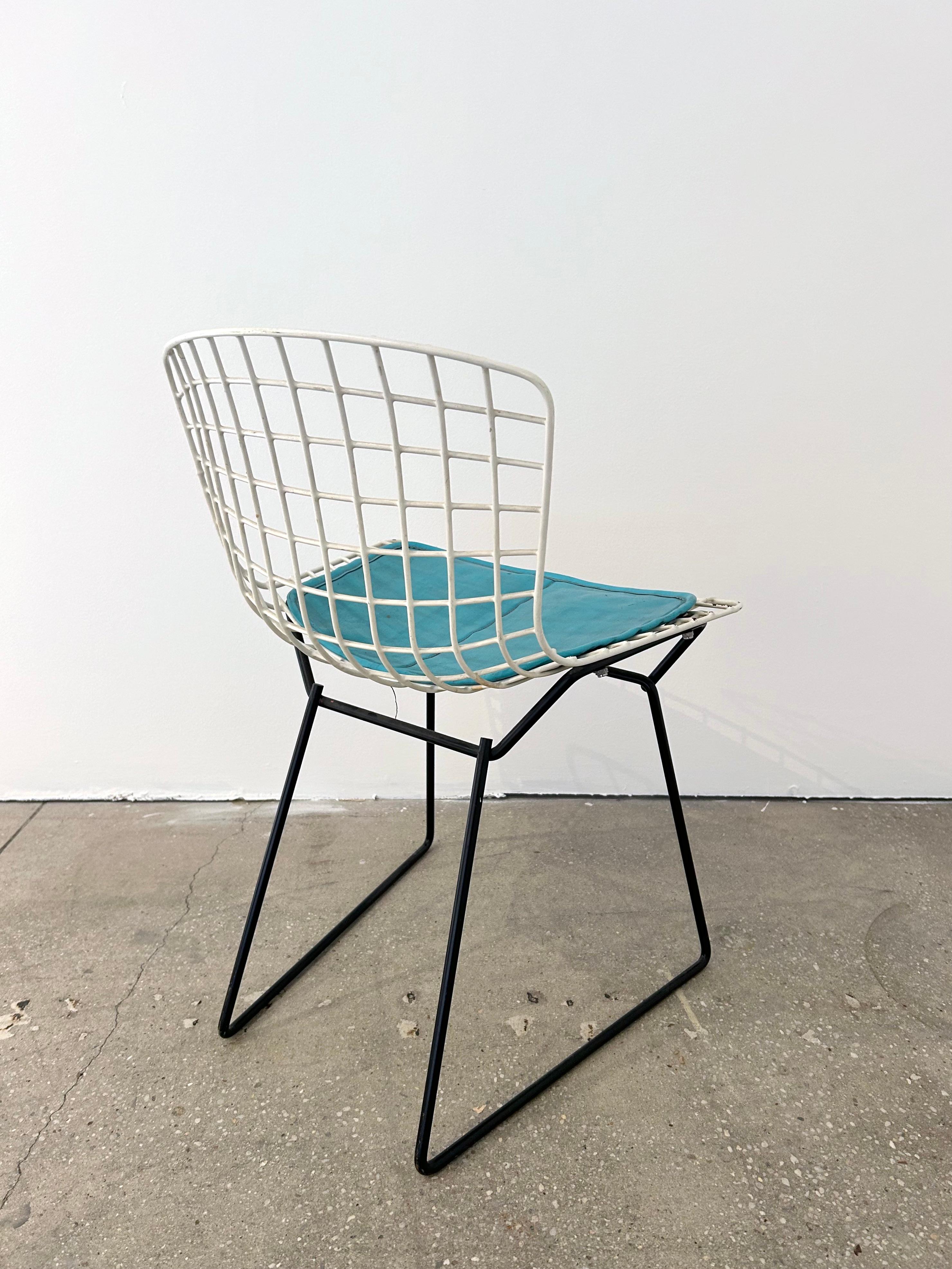 Harry Bertoia Child's Chair in White with Original Knoll Seat Pad In Good Condition For Sale In New York, NY