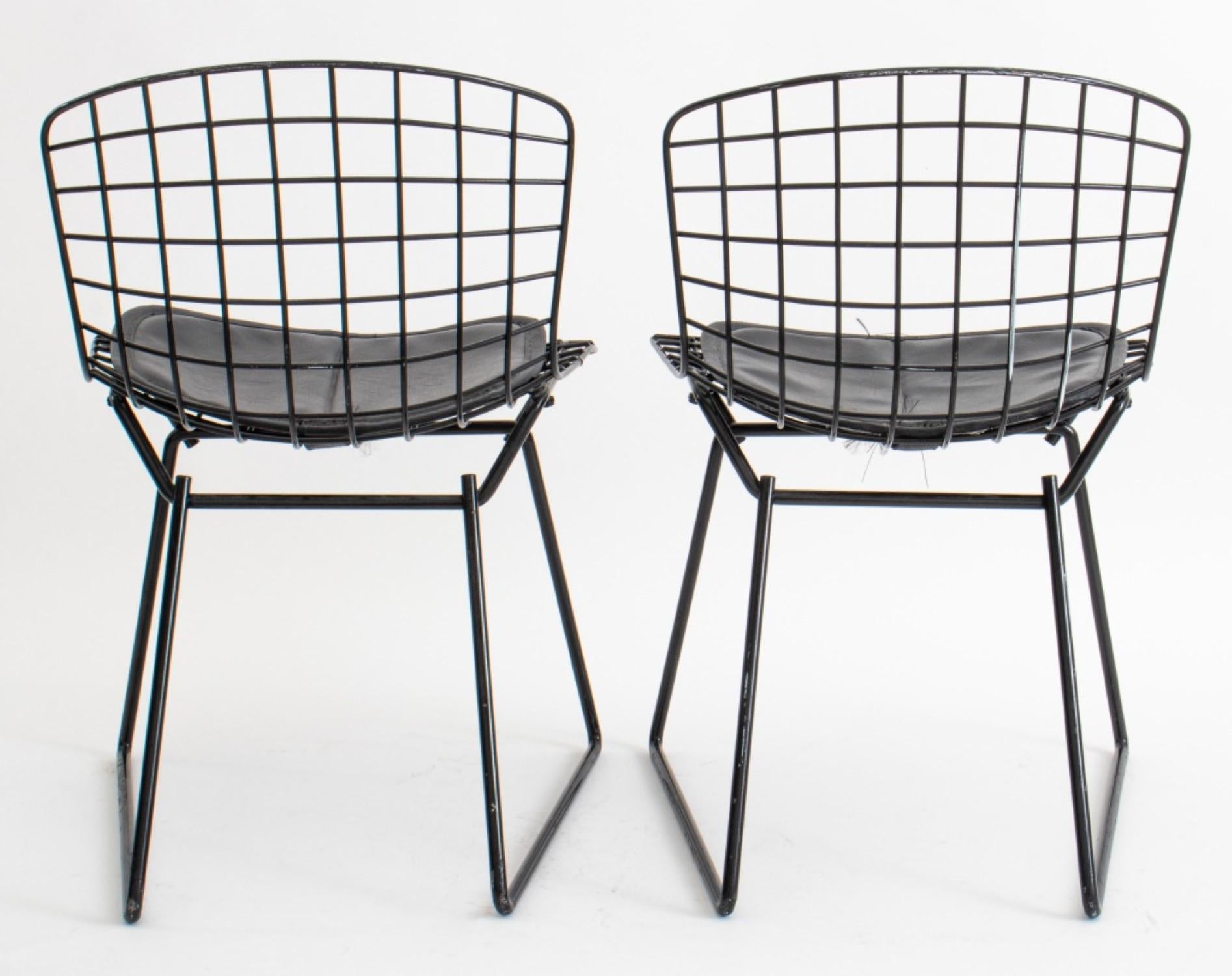 Cette charmante paire de chaises en fil de fer pour enfant de Harry Bertoia est une façon parfaite d'initier votre enfant au monde du design emblématique. Fabriquées en fil d'acier plié et dotées de confortables coussins d'assise en cuir, ces