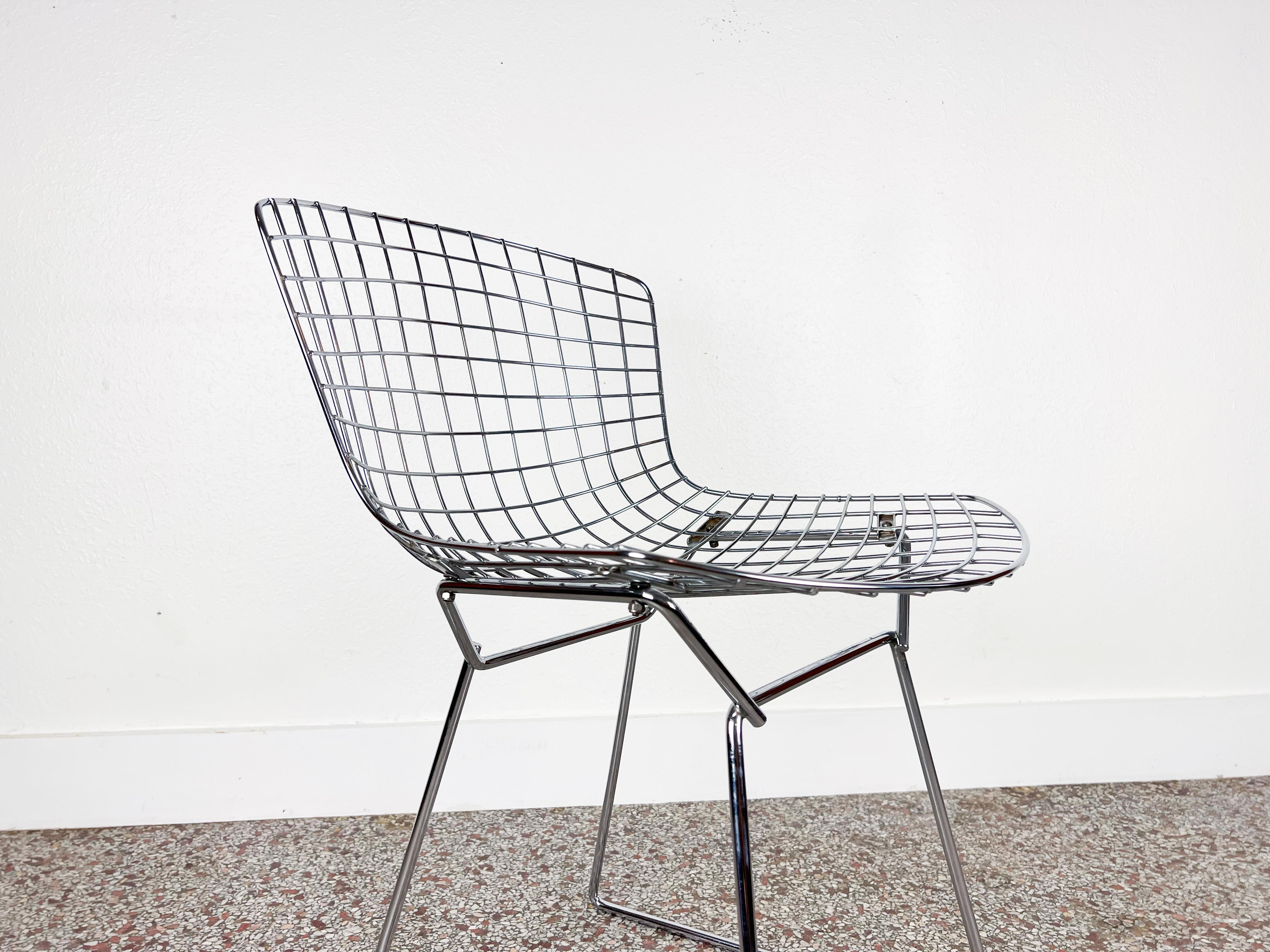 Vintage chrome mesh side chair designed by Harry Bertoia for Knoll. Comes with original beige hopsack seat pad.

Designer: Harry Bertoia 

Manufacturer: Knoll

Origin: USA

Year 1960s

Style: Mid-Century Modern

Dimensions: 21.75